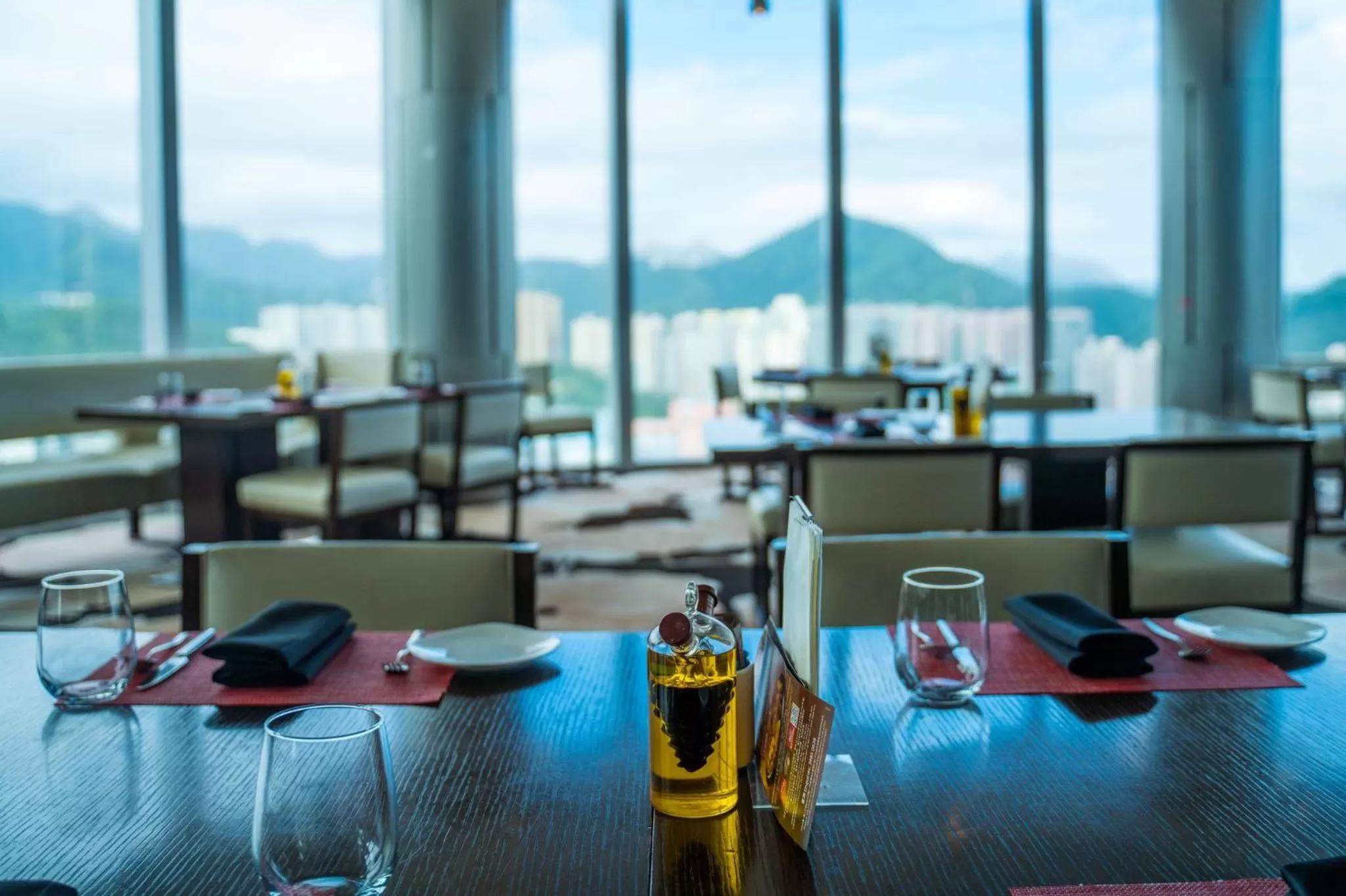 Restaurant/places to eat in Crowne Plaza Hong Kong Kowloon East by IHG