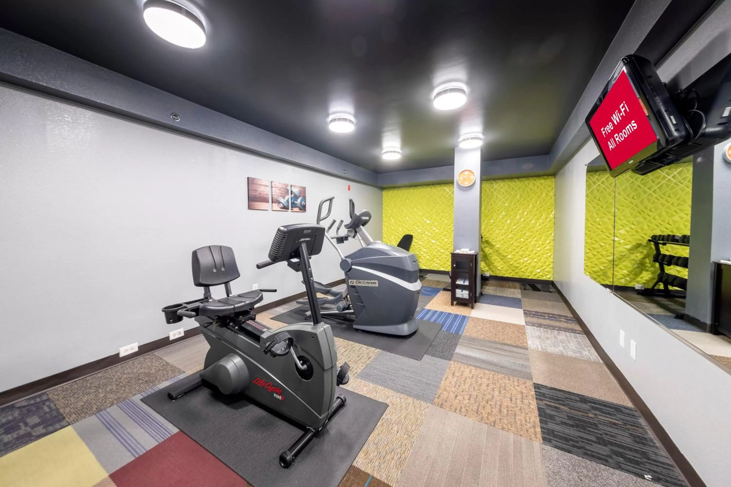 Fitness centre/facilities in HomeTown Inn by Red Roof East Syracuse