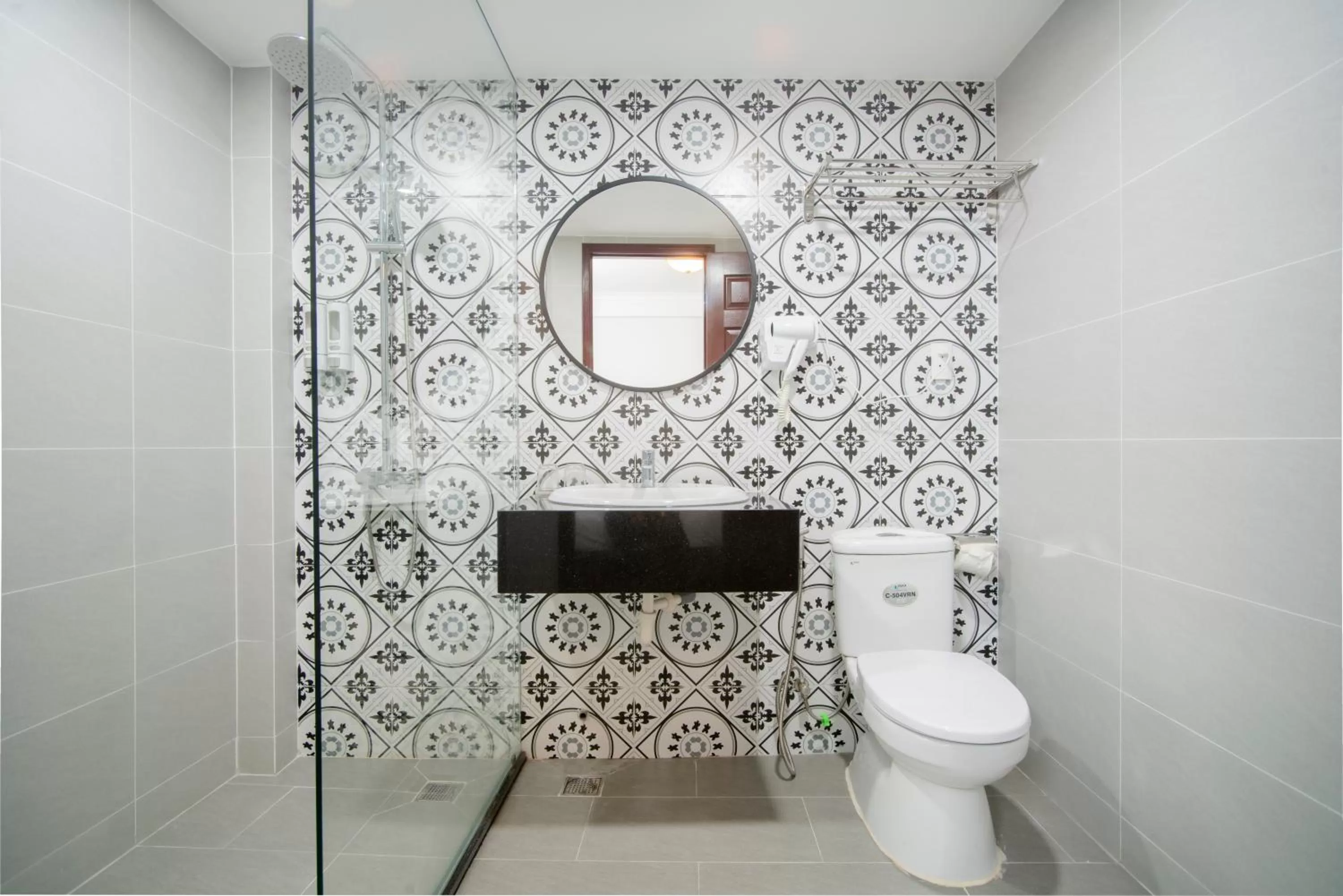 Shower in SAZI BEN THANH Hotel HCM