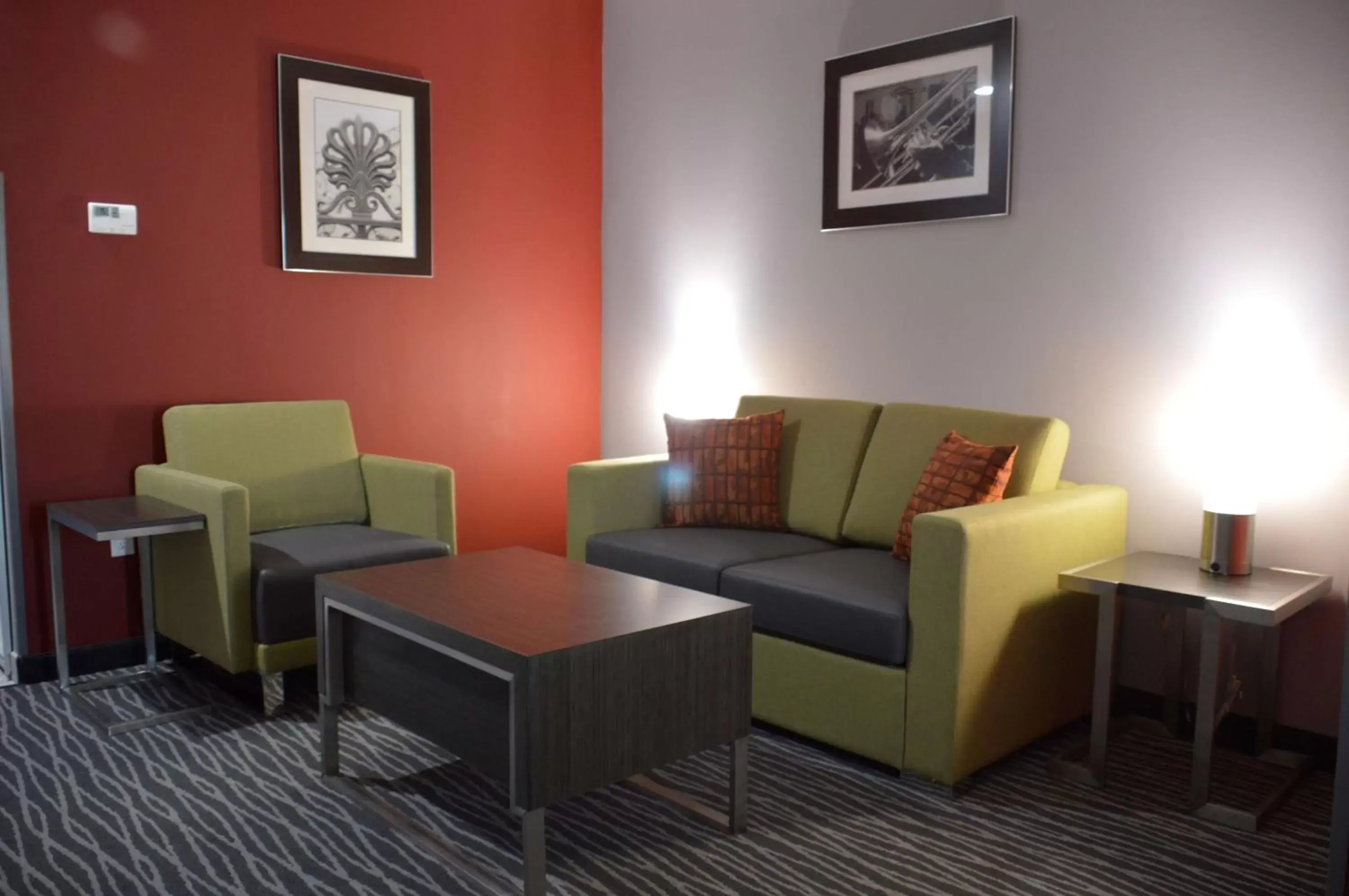 Photo of the whole room, Seating Area in Best Western Plus Airport Inn & Suites