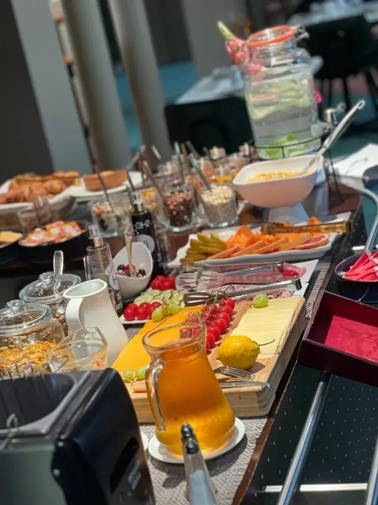 Buffet breakfast, Restaurant/Places to Eat in Hôtel Escurial - Centre Gare