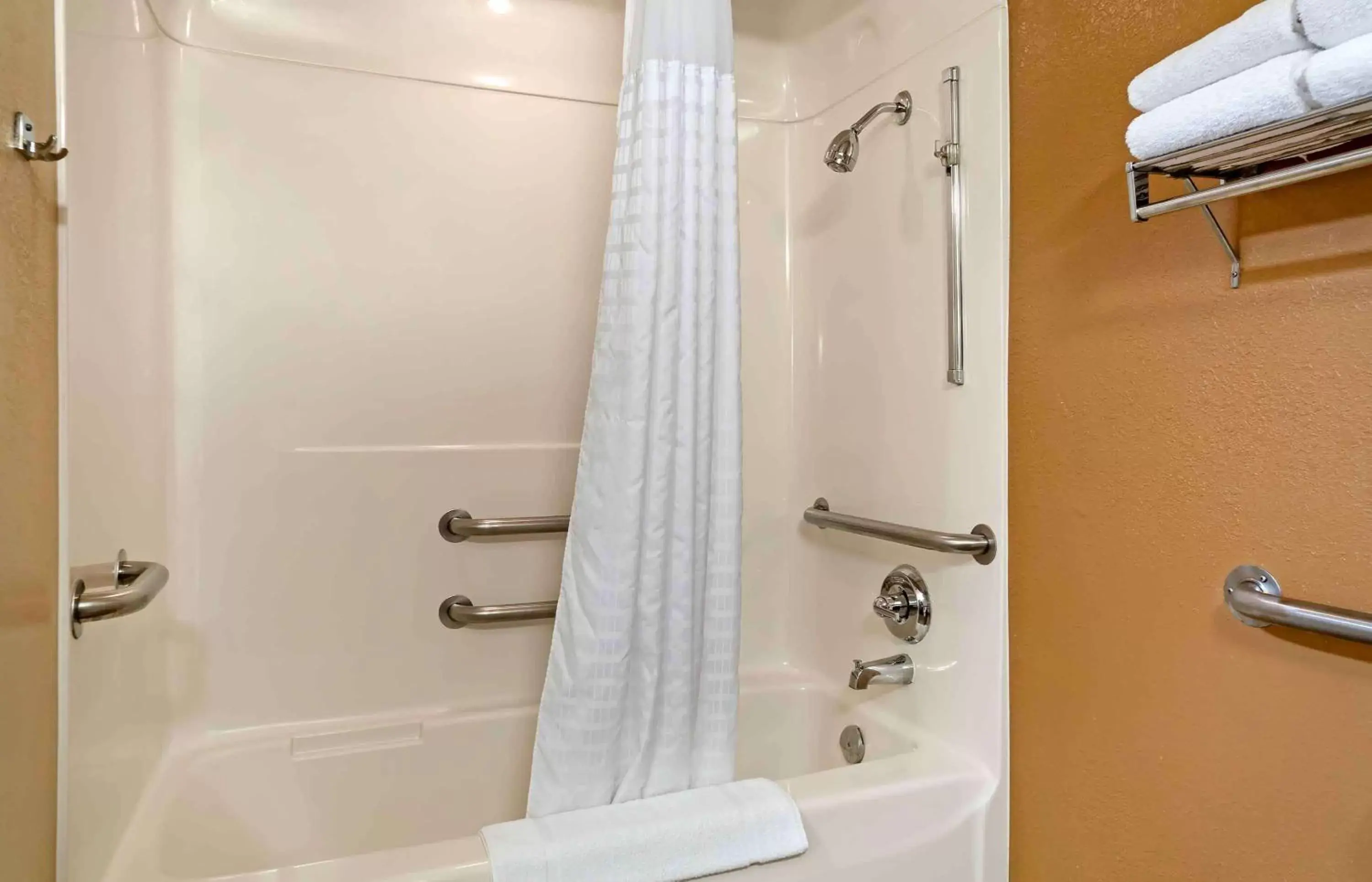 Bathroom in Extended Stay America Suites - Detroit - Farmington Hills