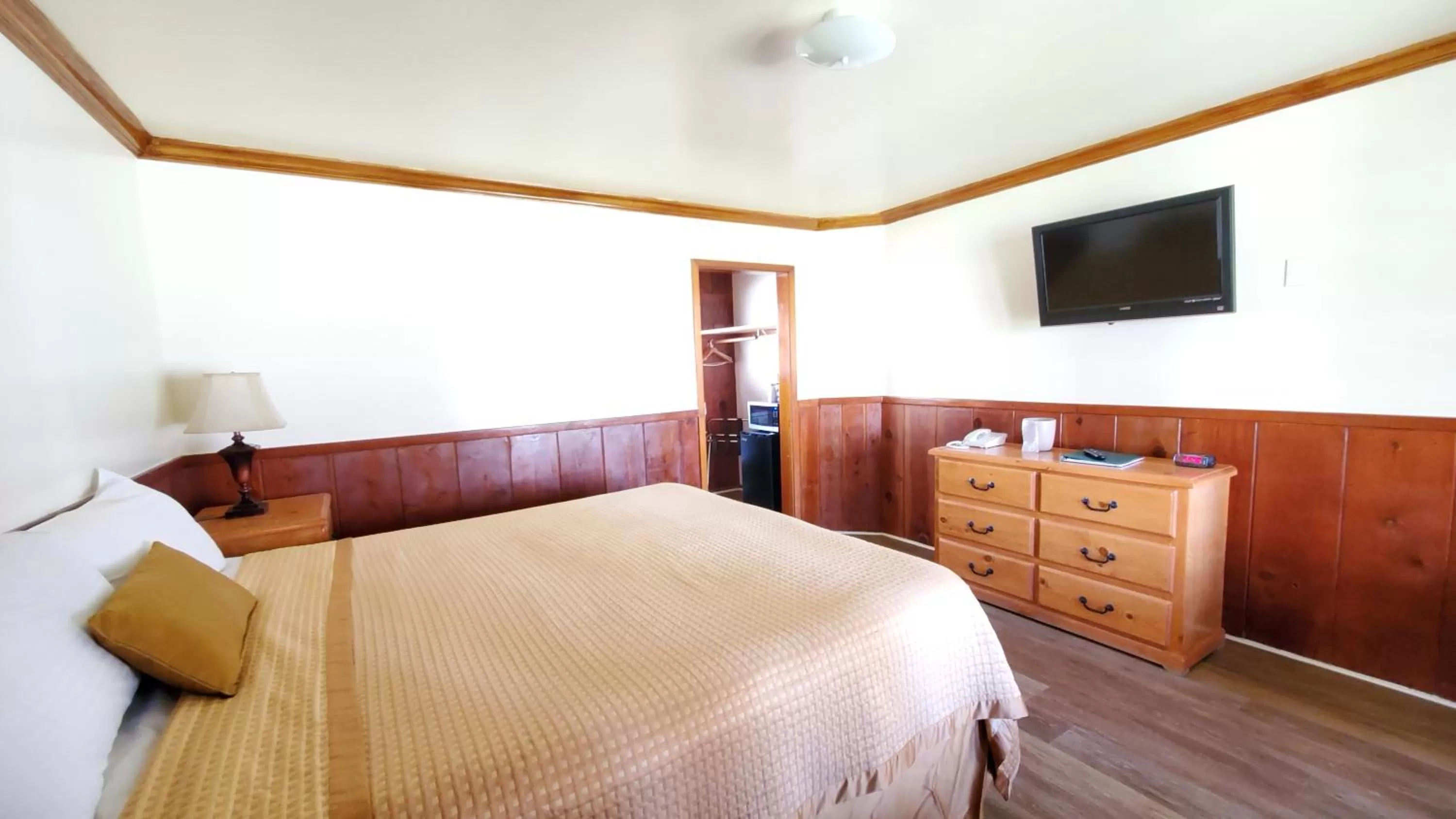 Bed in Kernville Inn