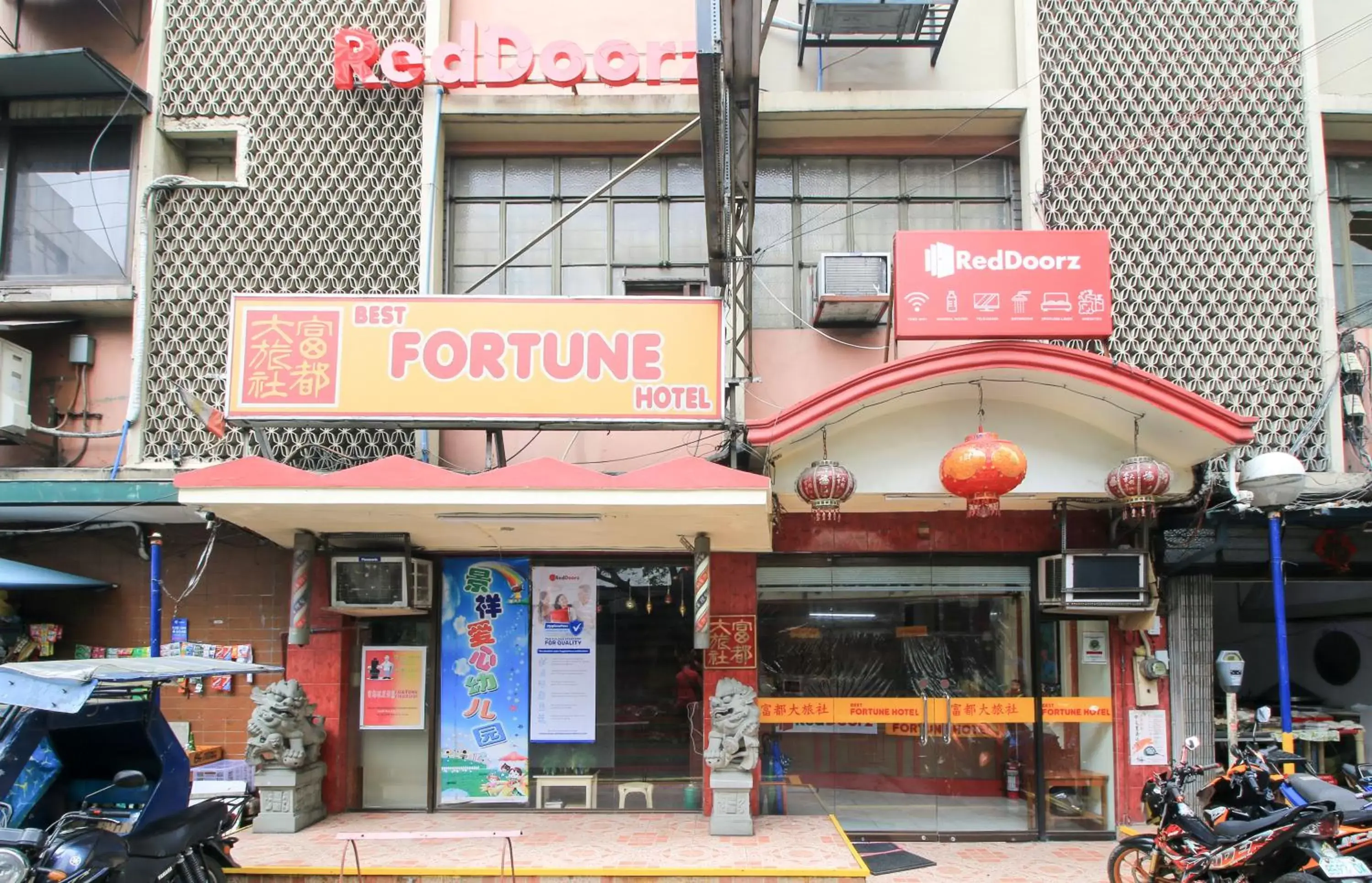 Facade/entrance in RedDoorz Plus @ Chinatown Binondo