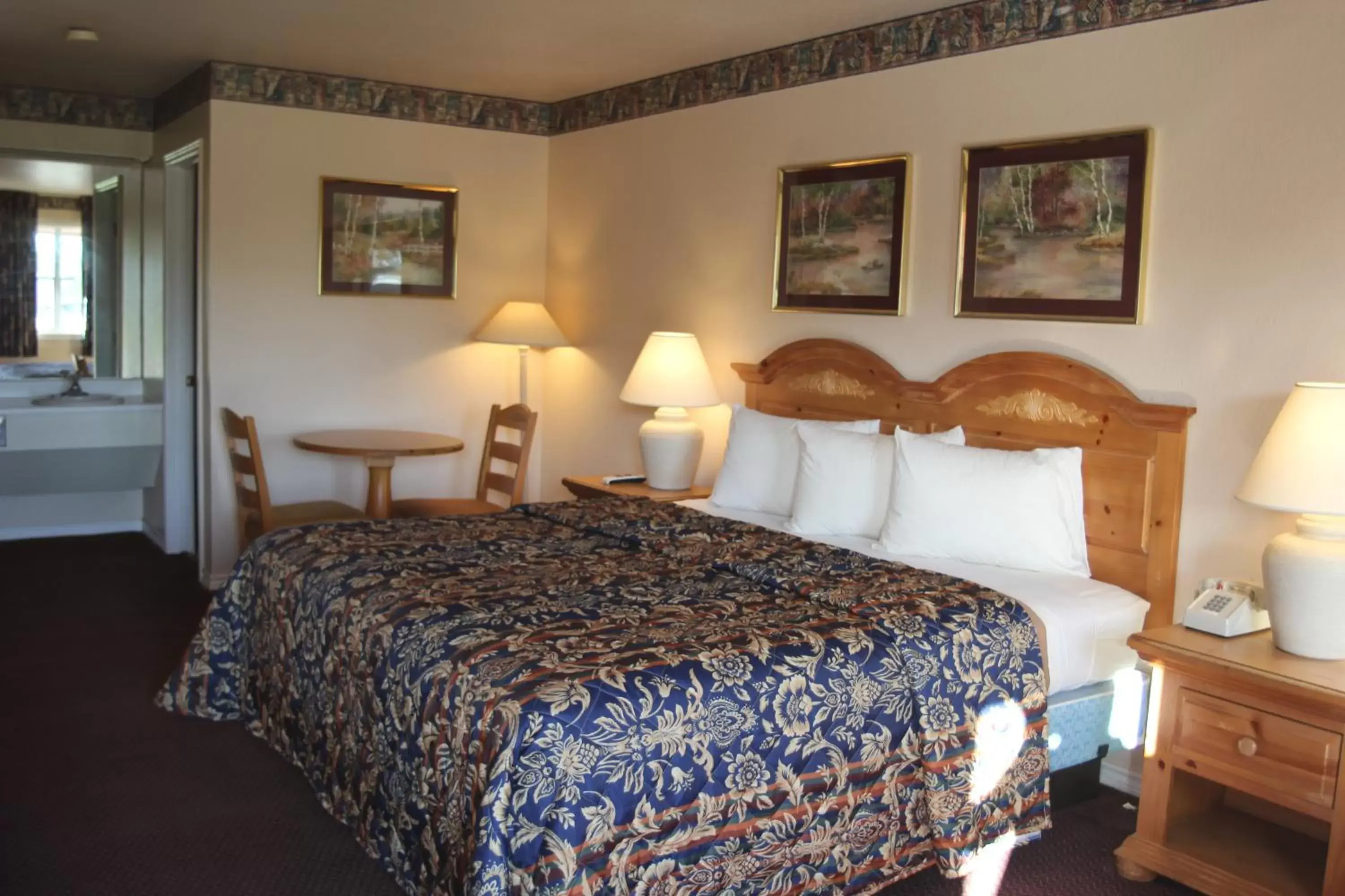 Photo of the whole room, Room Photo in Lakeside Inn & Suites