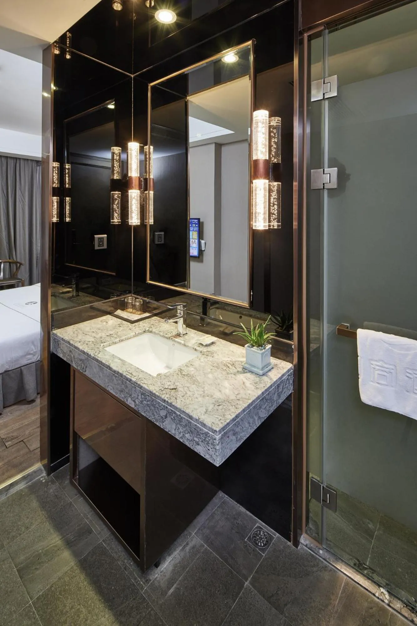 Bathroom, Bed in INSAIL Hotel (Shenzhen Dongmen Branch)
