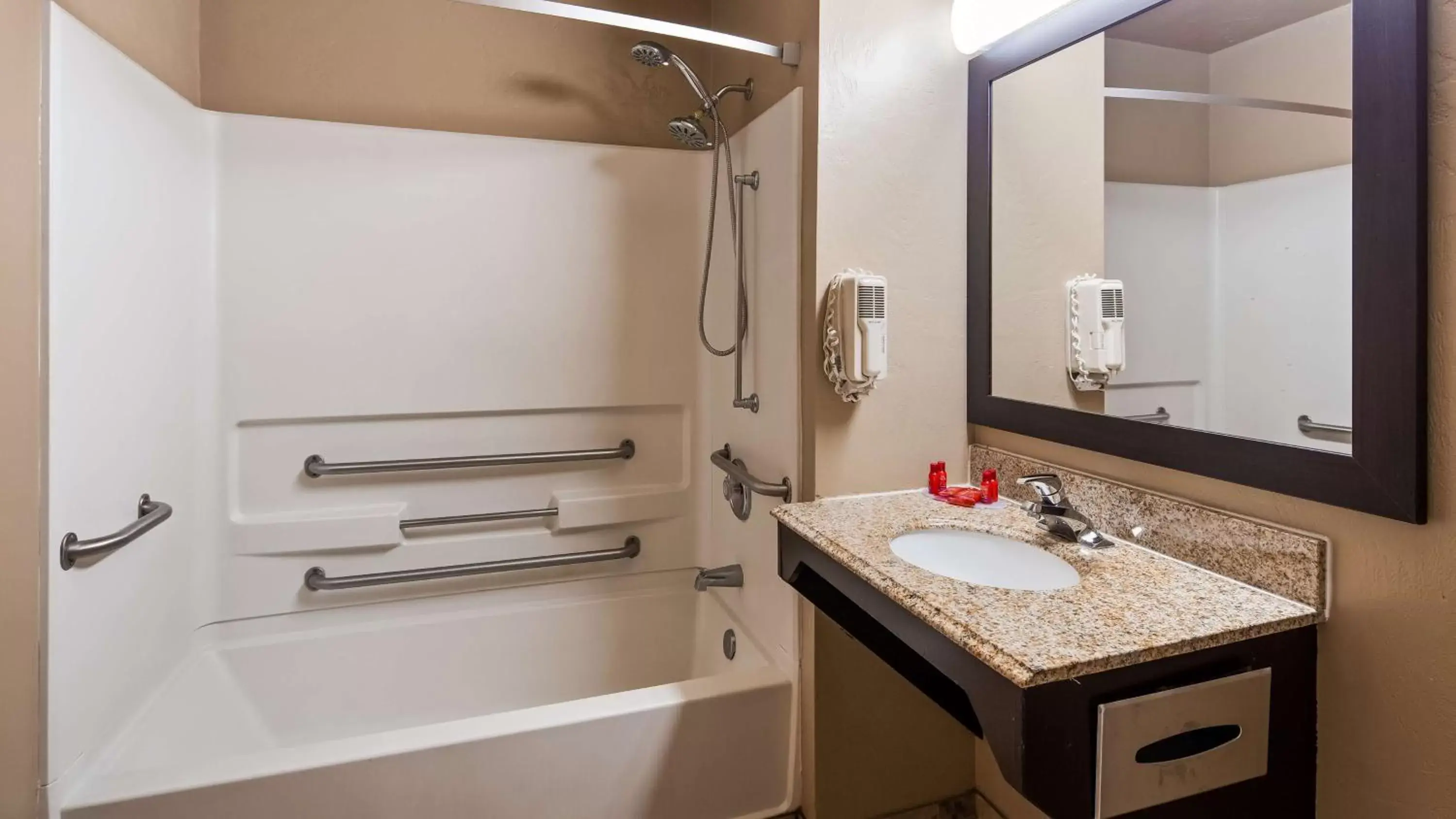 Bathroom in SureStay Hotel by Best Western Ellensburg