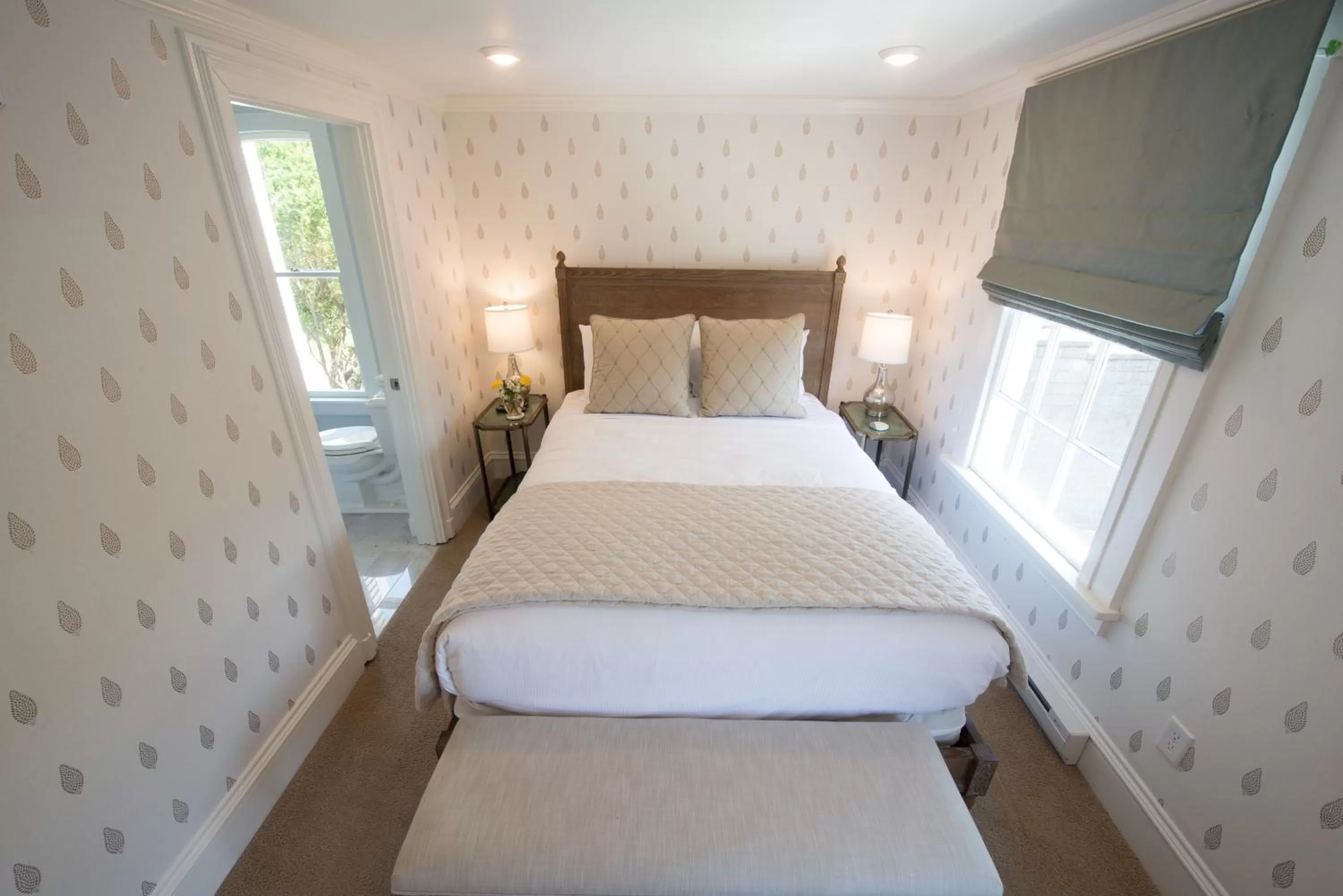 Room 4 - Queen Room in Serenity Inn Newport