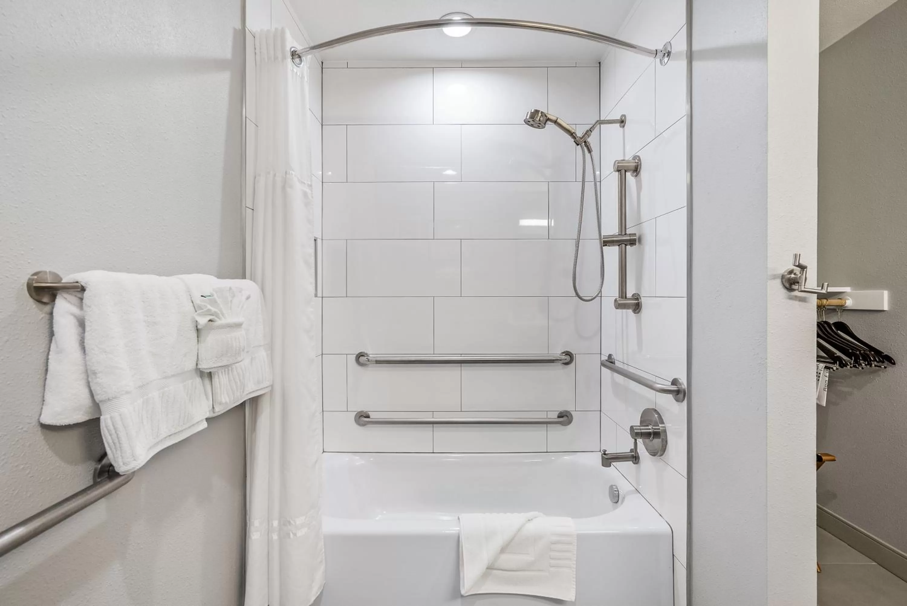 Bath, Bathroom in Shoreline Inn...on the beach