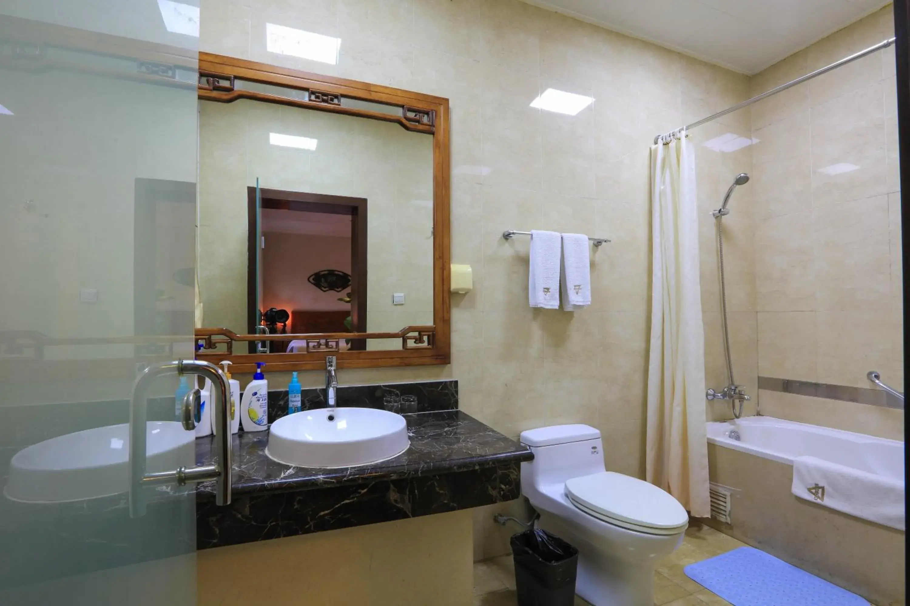 Bathroom in Beijing Jingyuan Courtyard Hotel