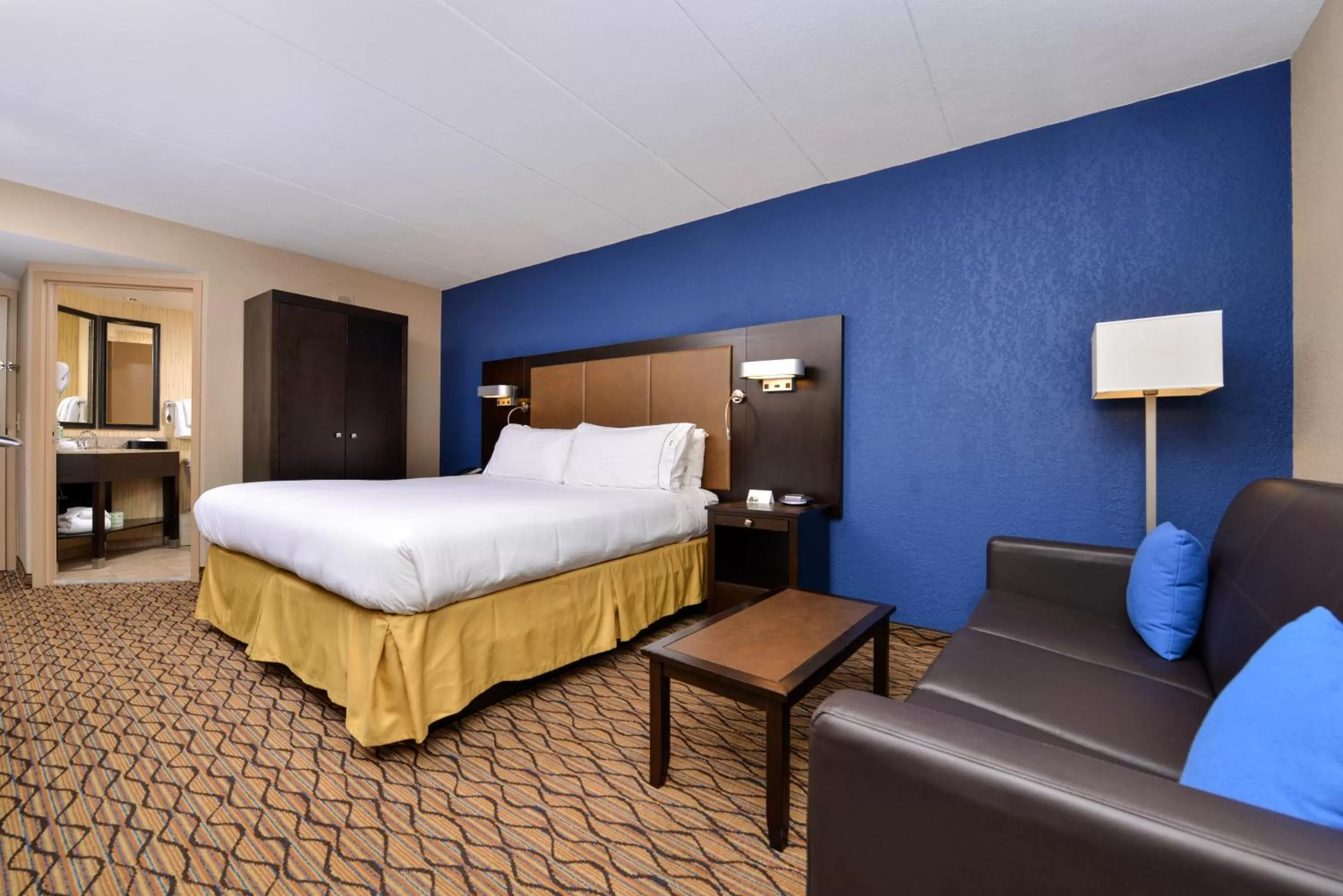 Photo of the whole room, Bed in Holiday Inn Express Hunt Valley by IHG