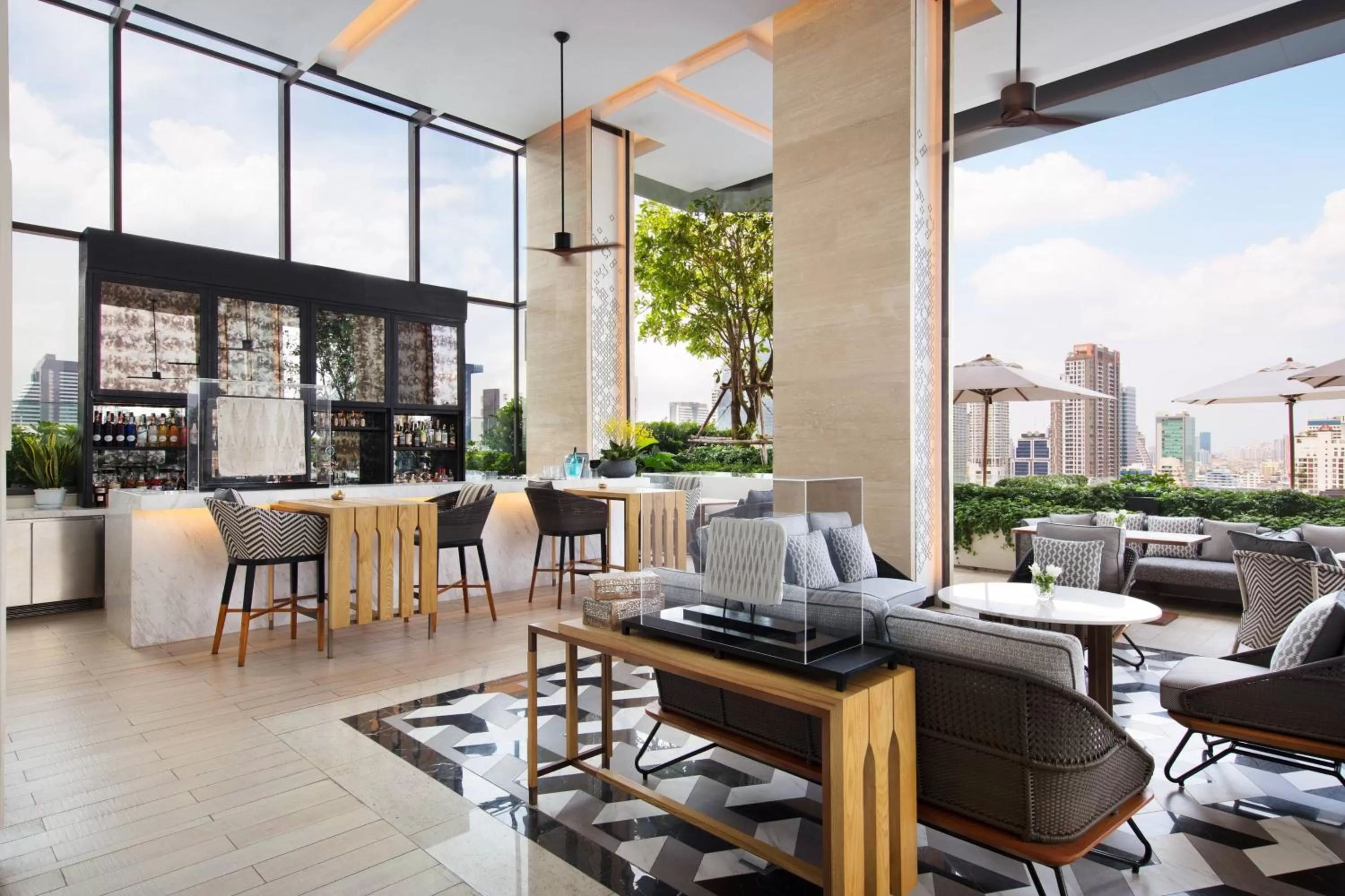 Swimming pool in Bangkok Marriott Hotel The Surawongse