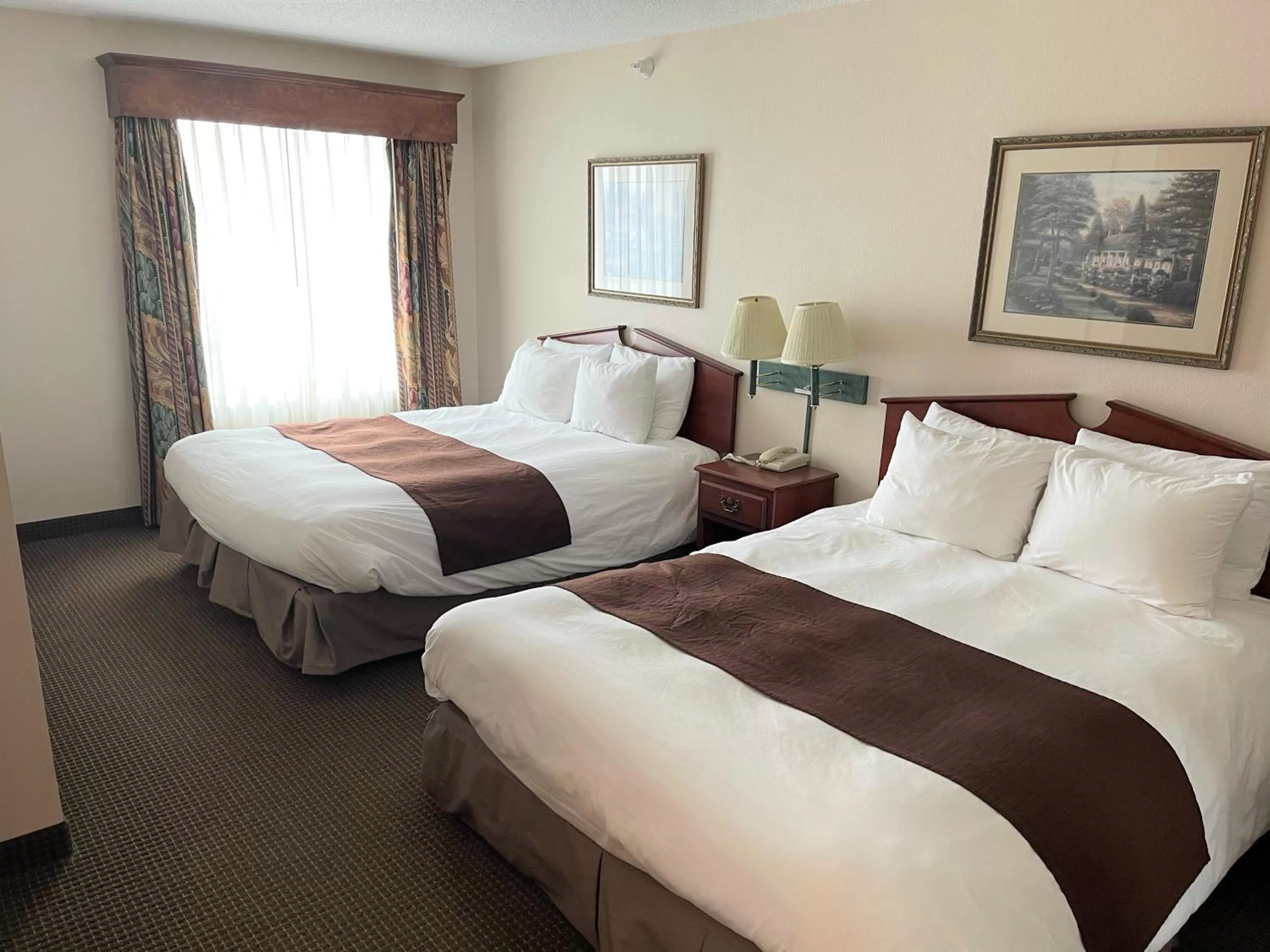 Bed in River Hills Hotel- Mankato
