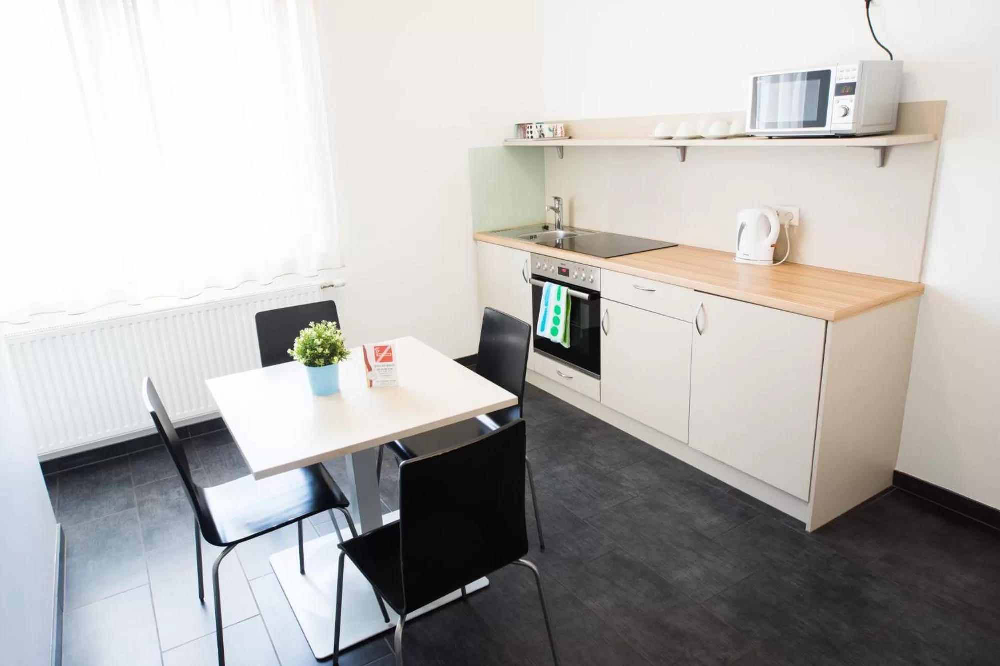 Kitchen or kitchenette in motel22 Parkplatz inklusive