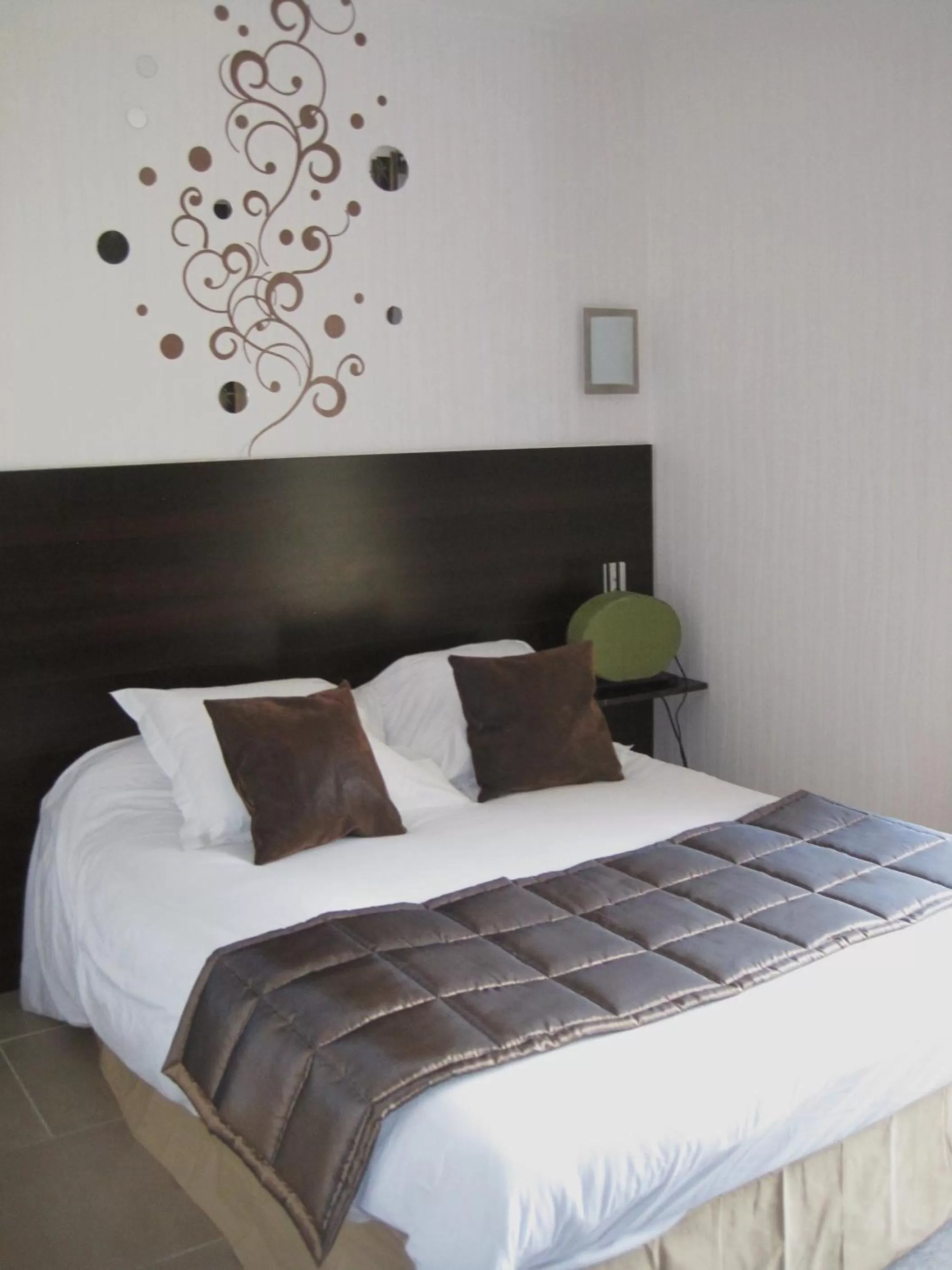 Bed in Hotel Restaurant Rive Gauche