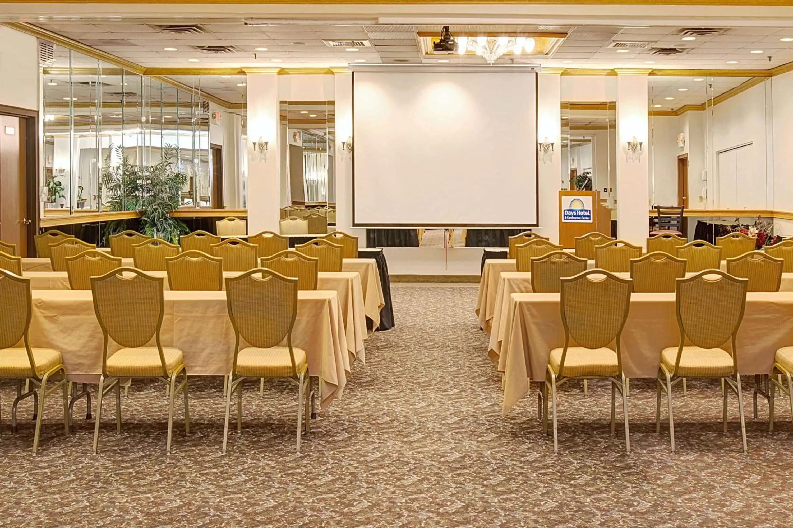 Meeting/conference room in Days Hotel by Wyndham East Brunswick Conference Center