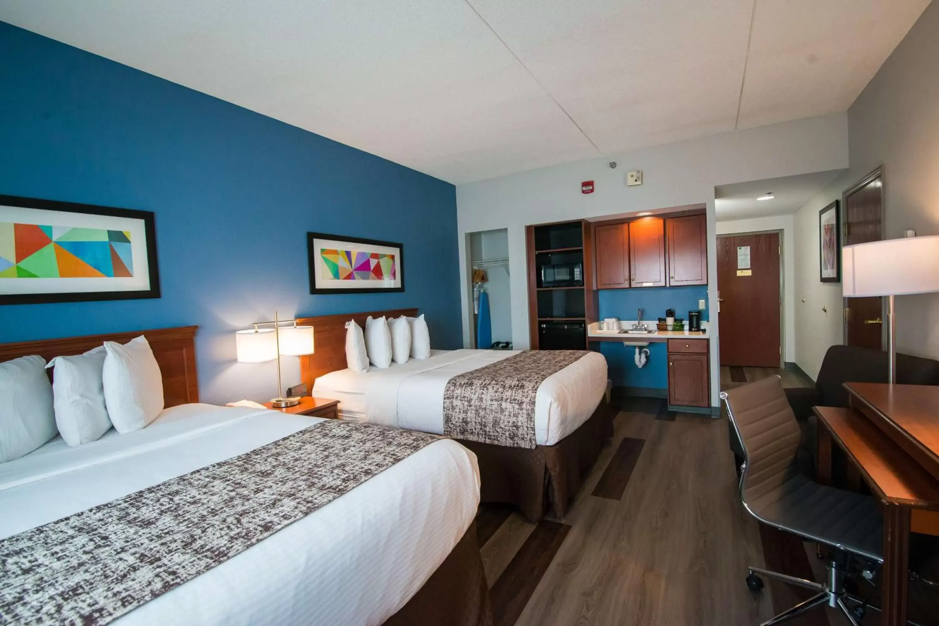 Photo of the whole room, Bed in SureStay Plus by Best Western Louisville Airport Expo