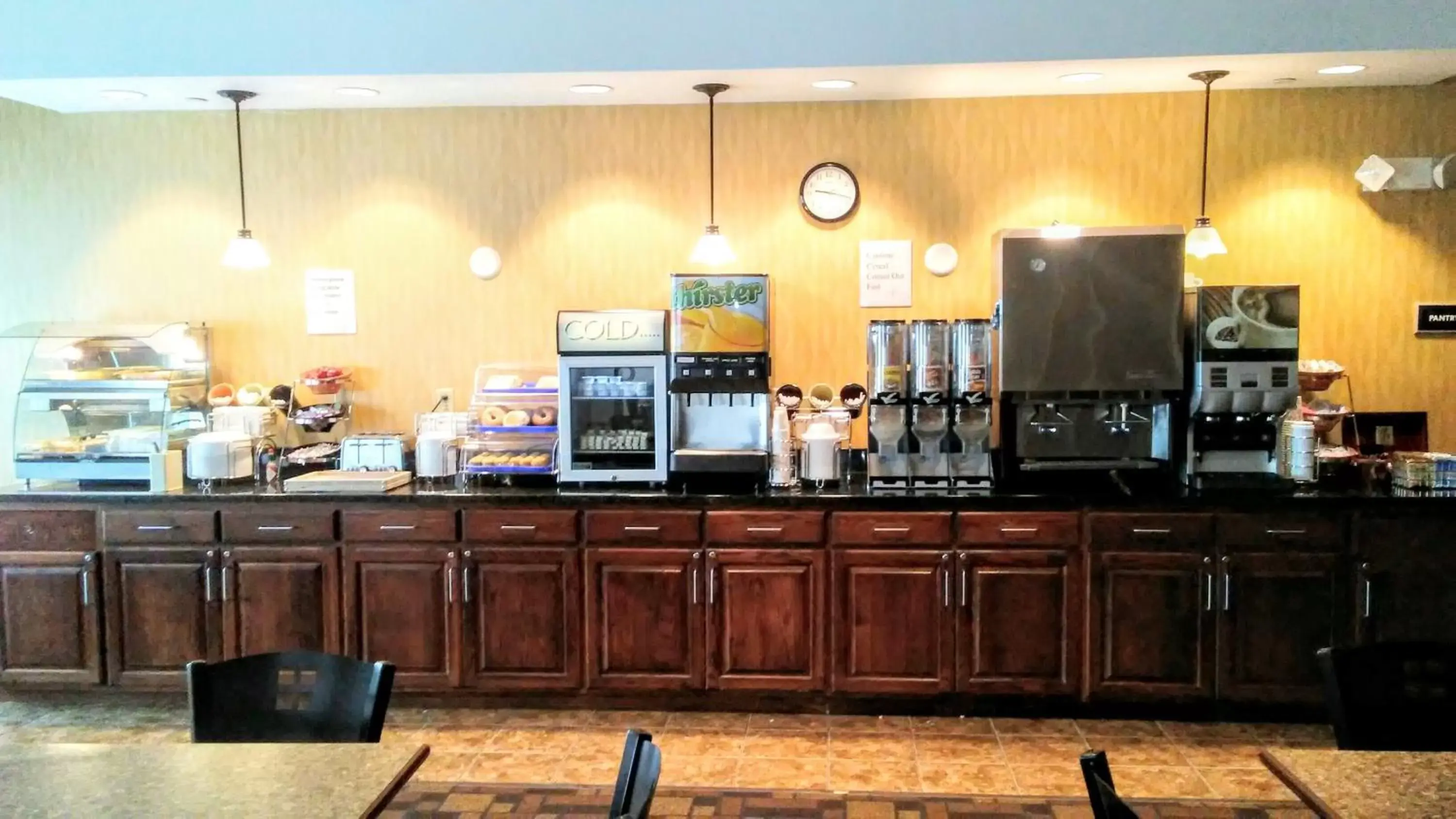 Buffet breakfast in Astoria Hotel & Suites - Glendive