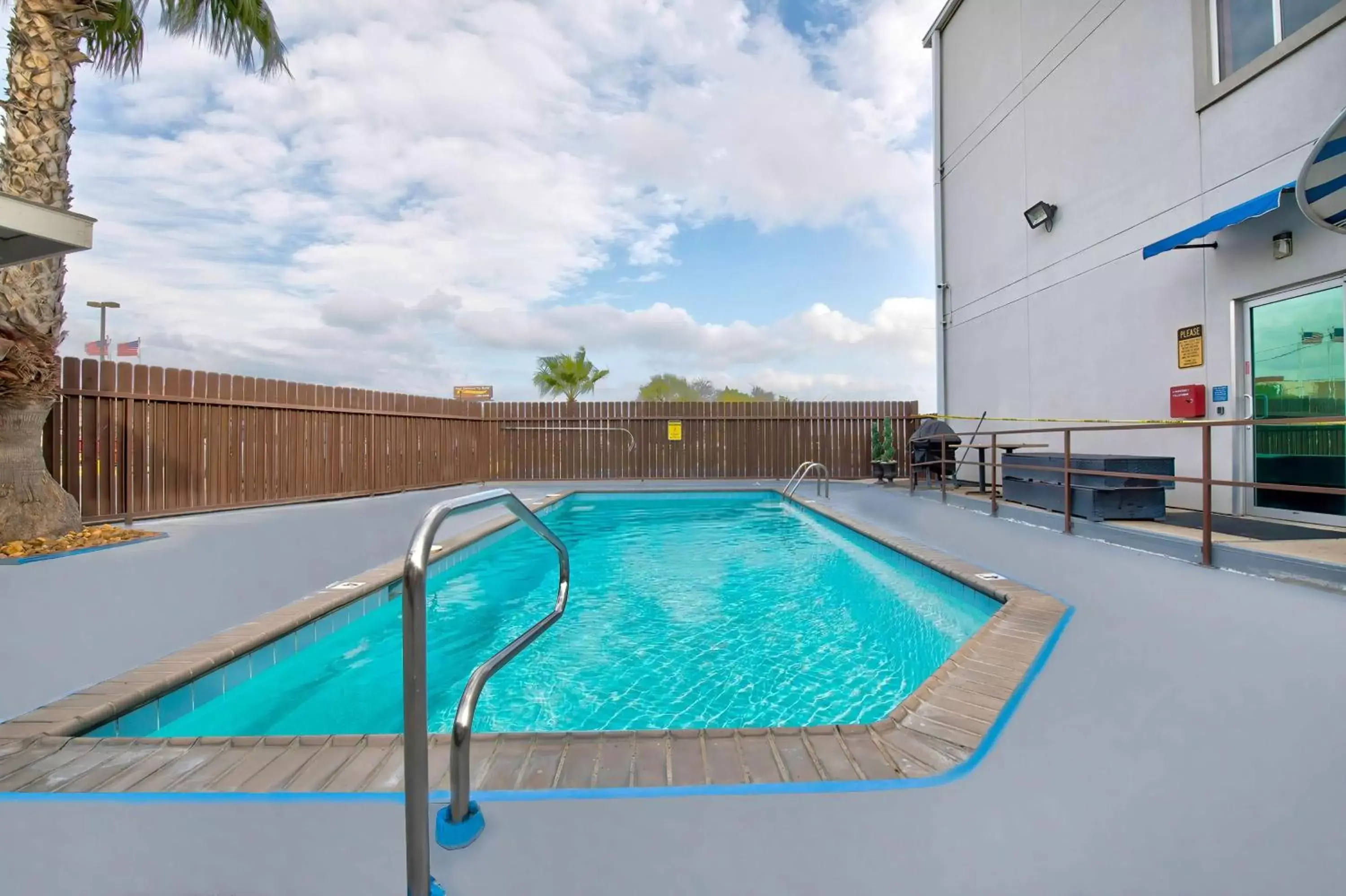 Pool view, Swimming Pool in Motel 6-Eagle Pass, TX - Lakeside