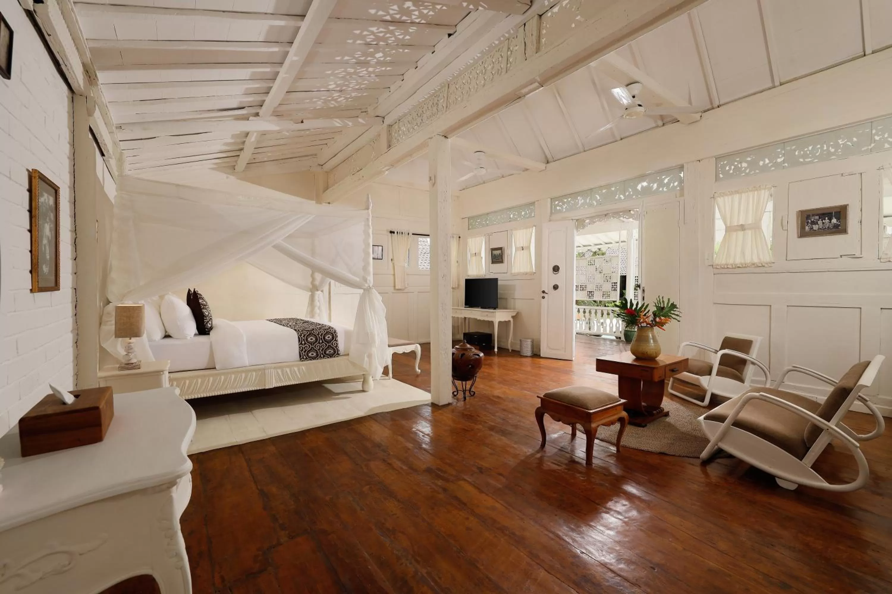 Toilet in Puri Tempo Doeloe Boutique Hotel