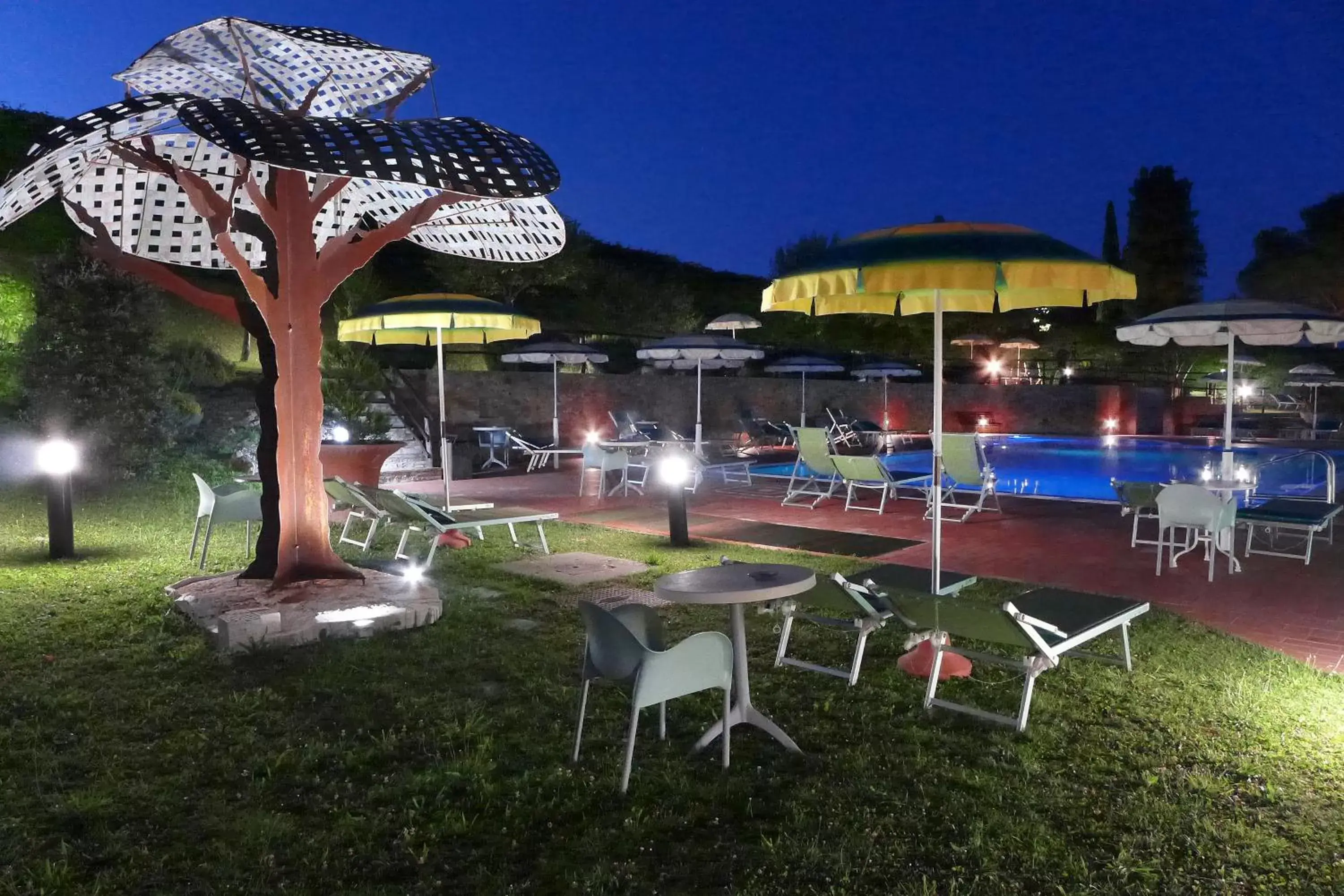 Facade/entrance, Swimming Pool in Hotel Sovestro