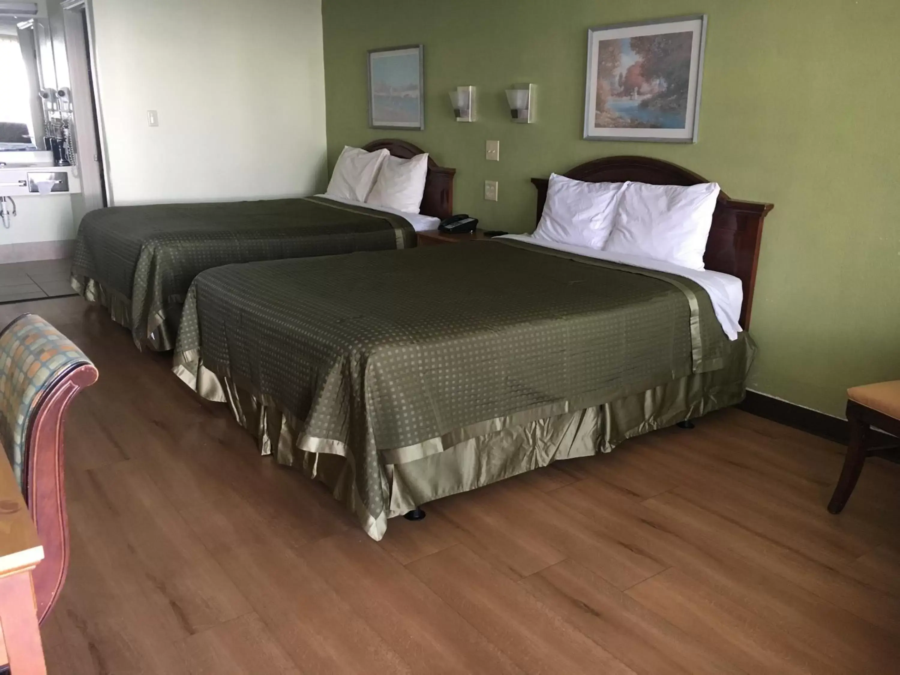 Photo of the whole room, Bed in Bestway Inn - Madison