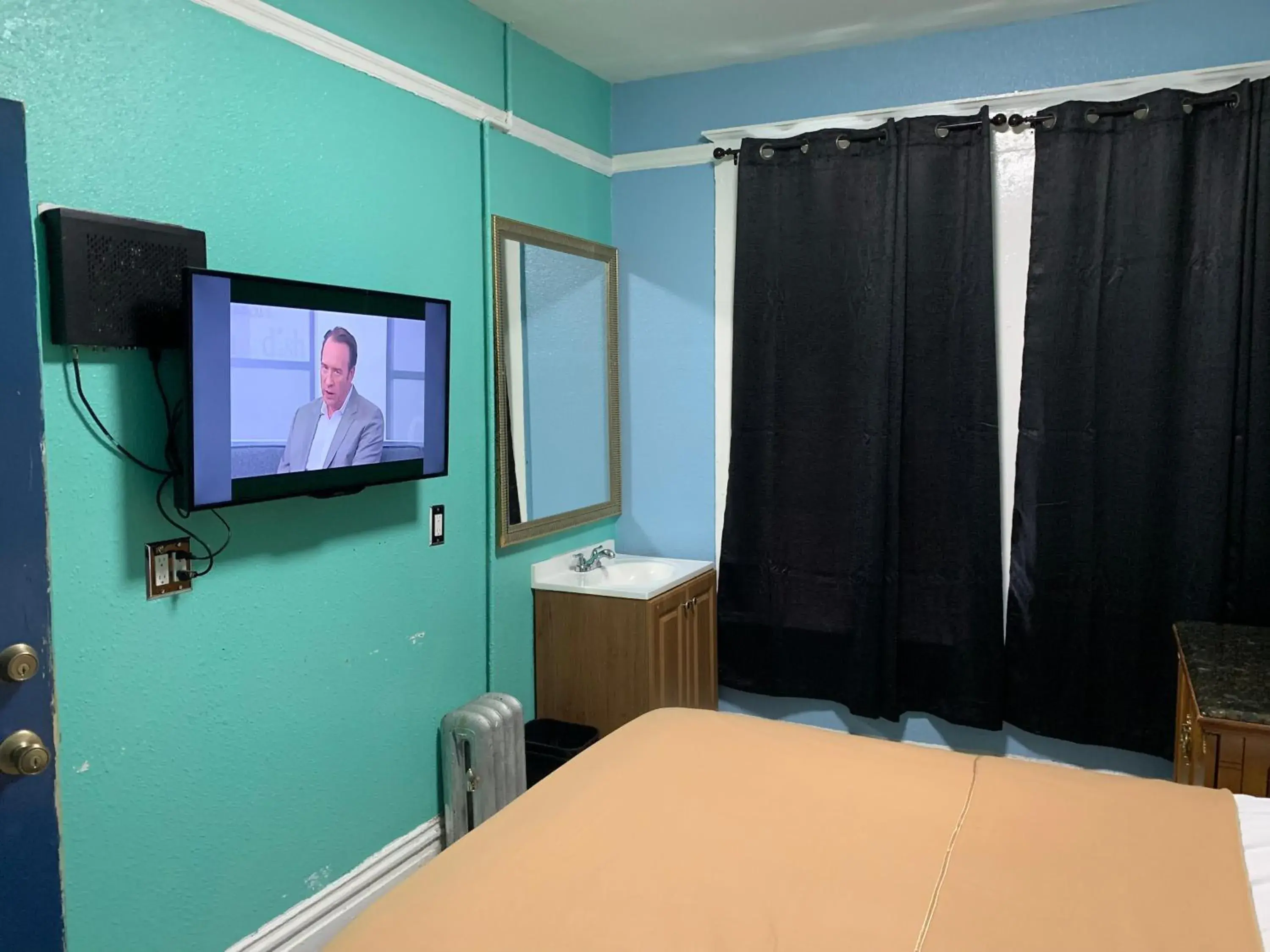 Double Room with Shared Hallway Bathroom in Sunnyside Hotel-Downtown San Francisco Double Room with Shared Hallway Bathroom in Sunnyside Hotel-Downtown San Francisco