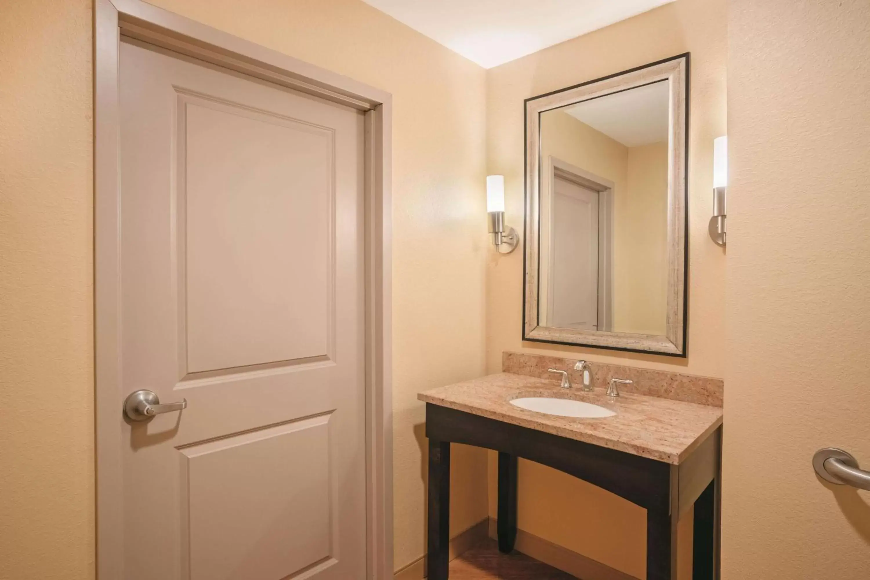 Photo of the whole room, Bathroom in La Quinta by Wyndham Verona