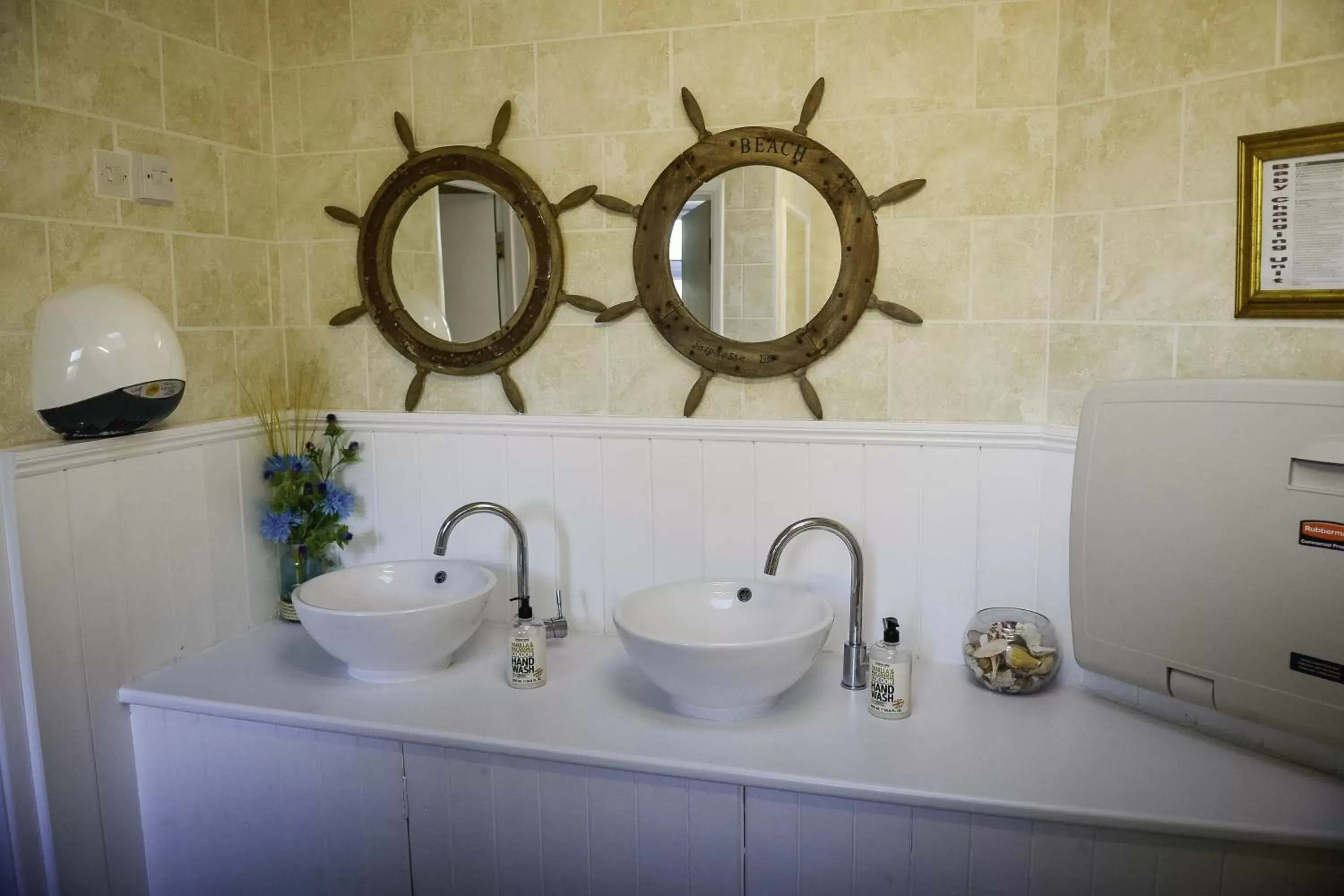 Toilet, Bathroom in Waverley Inn