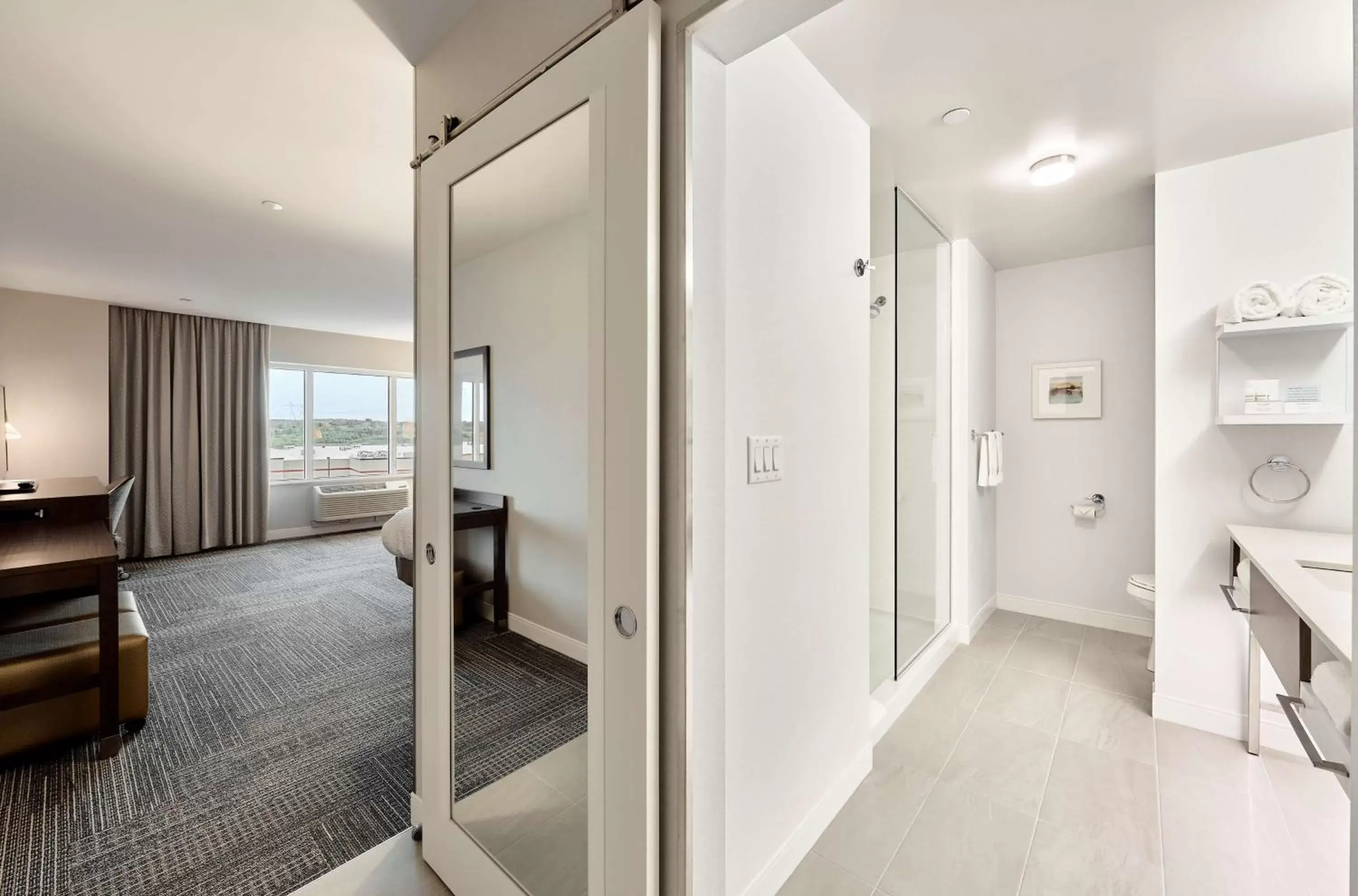Bed, Bathroom in Hampton Inn & Suites By Hilton Quebec City /Saint-Romuald