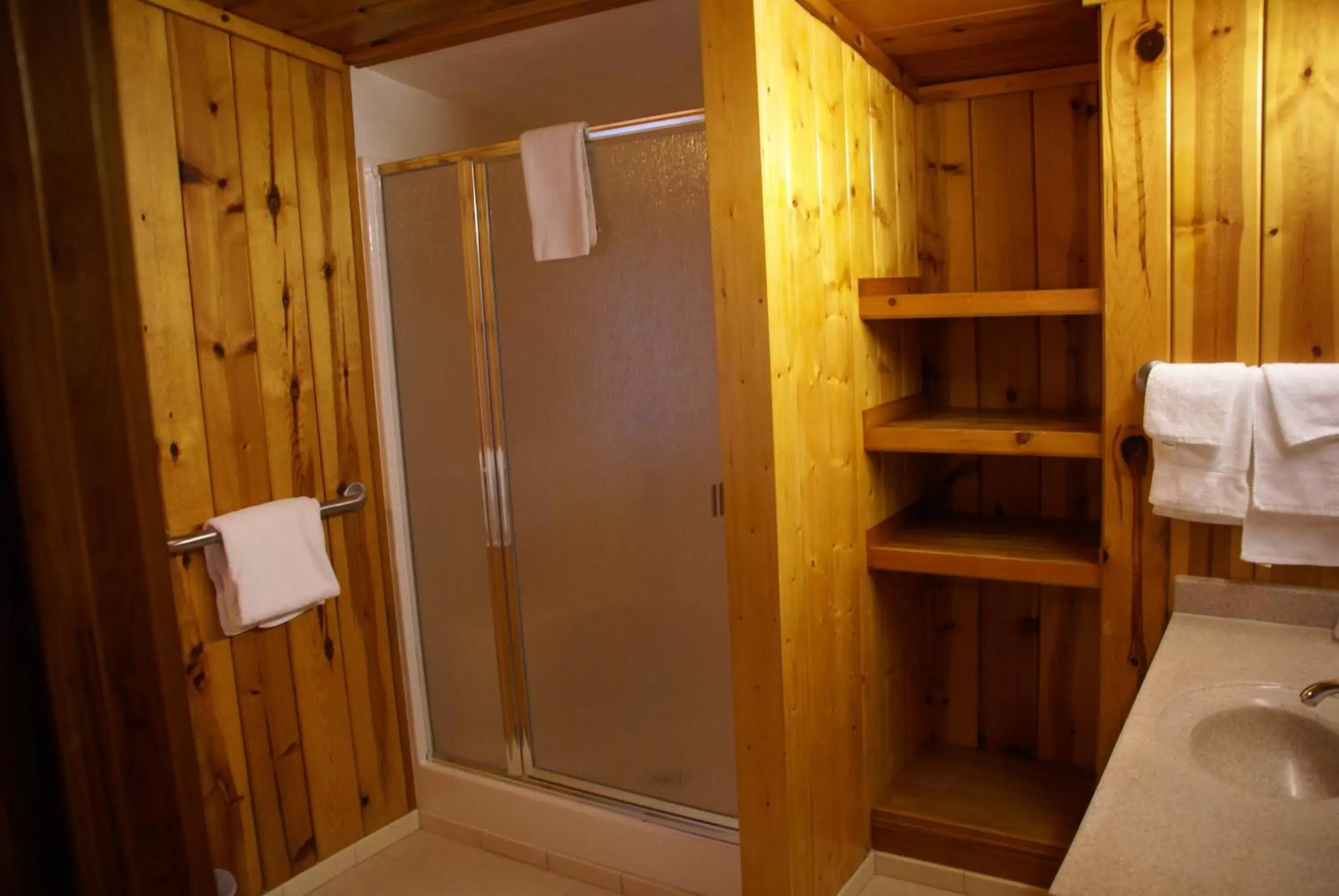 Bathroom, Bunk Bed in Fern River Resort