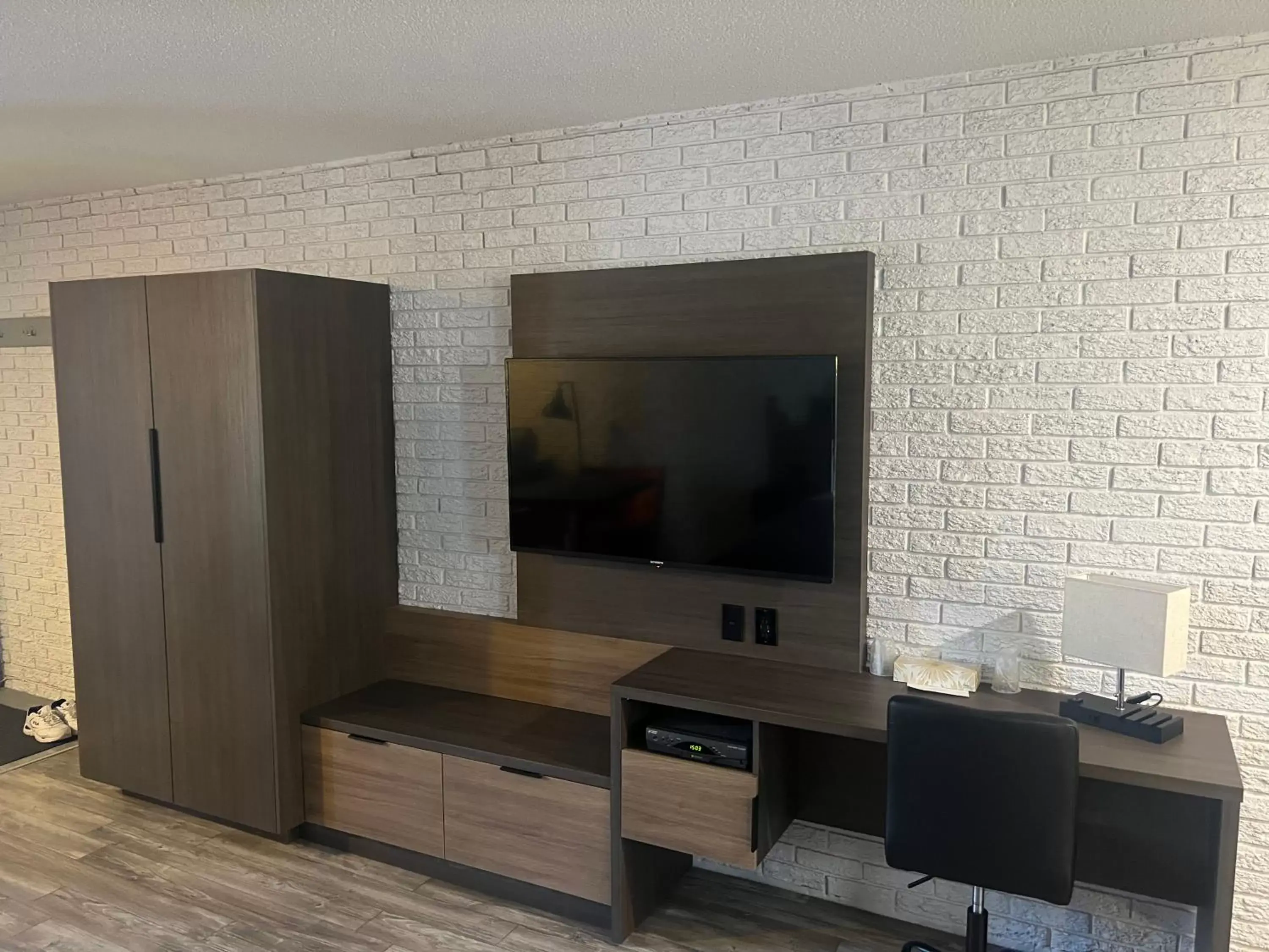 TV/Entertainment Center in Complexe Dix80