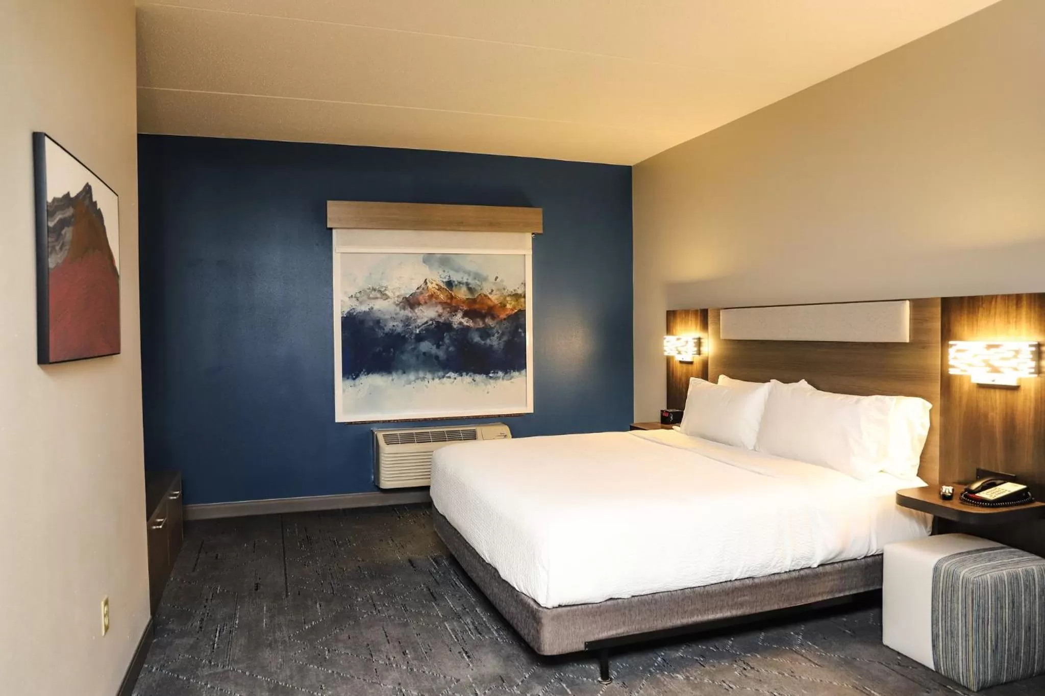 Photo of the whole room, Bed in Holiday Inn Express & Suites Donegal by IHG