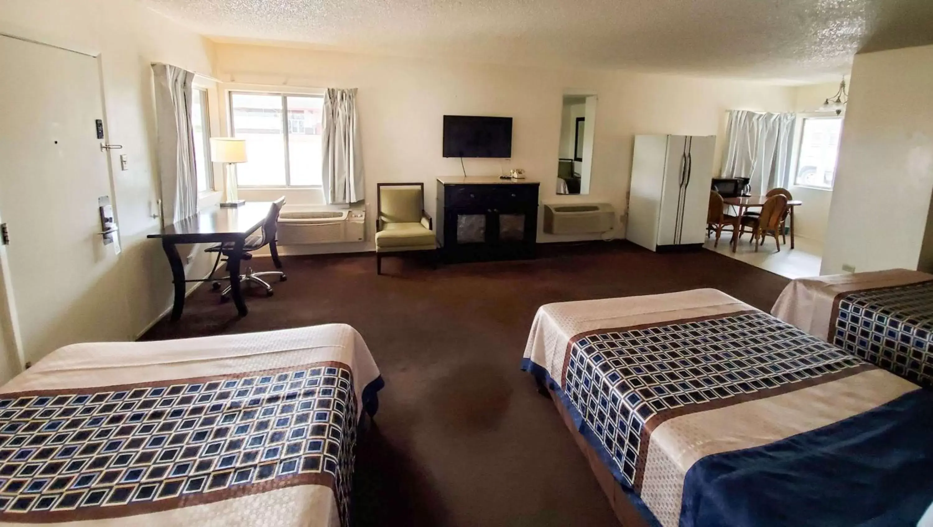 Photo of the whole room, Seating Area in Magnuson Hotel Sierra Vista