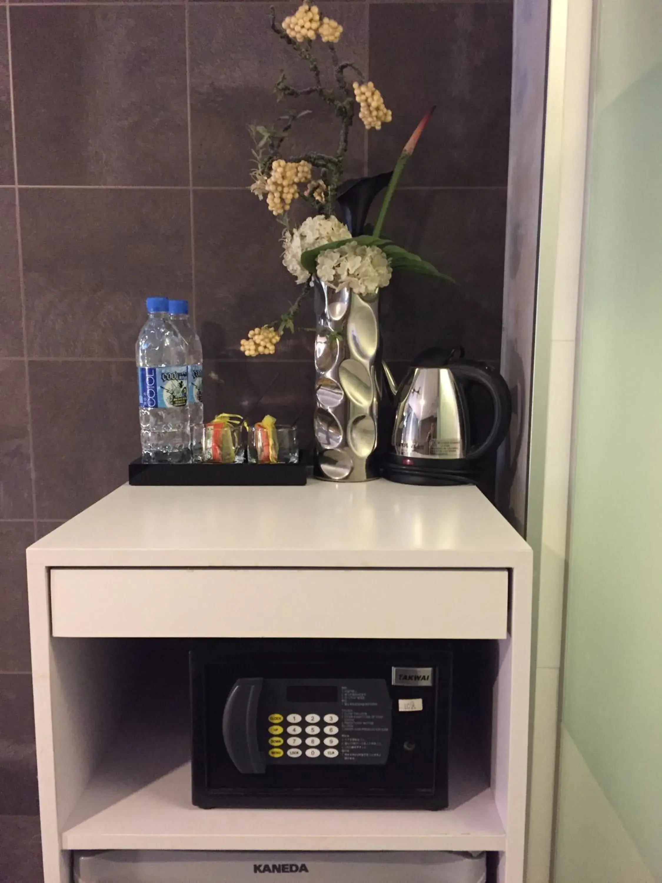 Decorative detail, Kitchen/Kitchenette in California Hotel