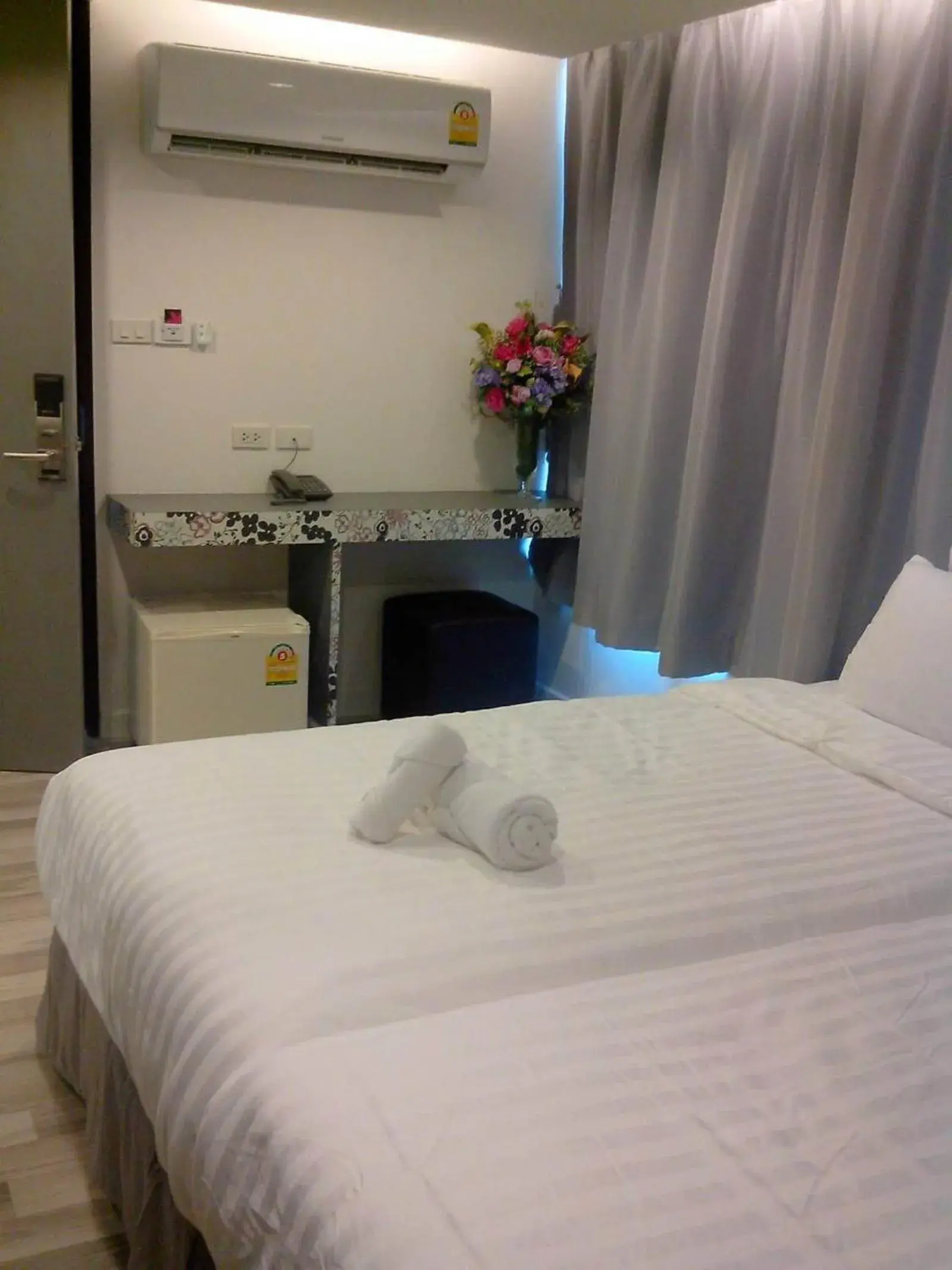 Photo of the whole room, Bed in Nantra Ploenchit Hotel