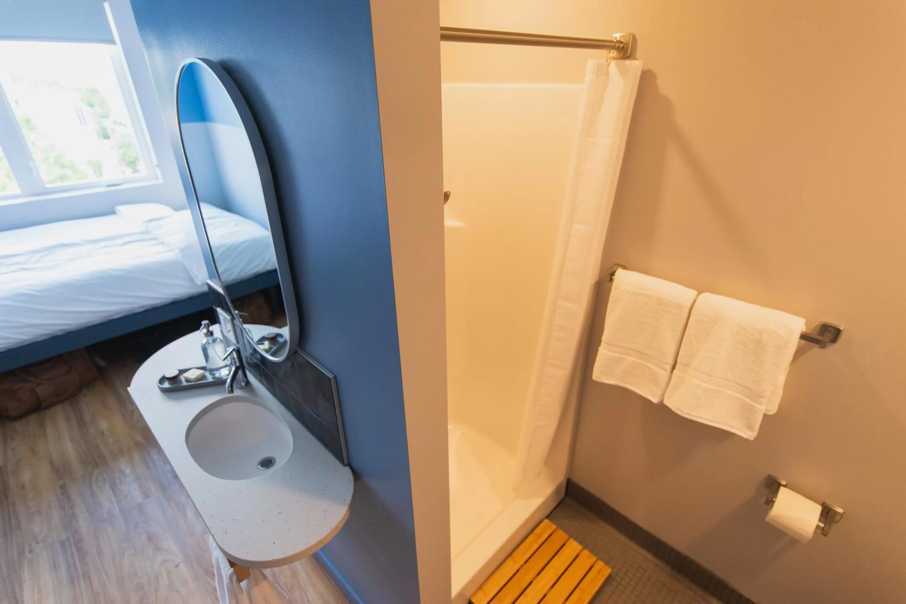 Bed, Bathroom in Lolo Pass