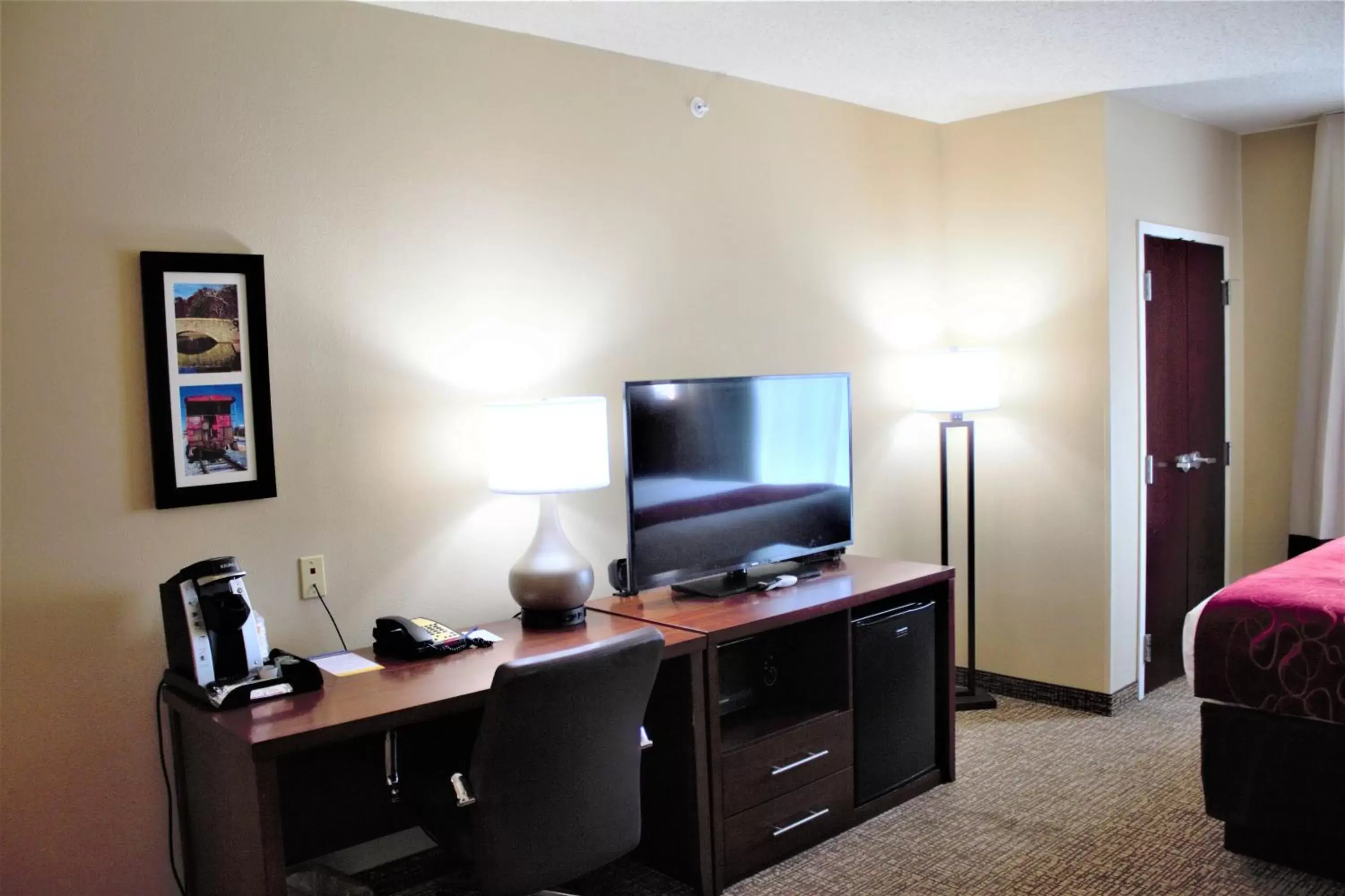 TV and multimedia, TV/Entertainment Center in Comfort Suites Lake Norman - Huntersville