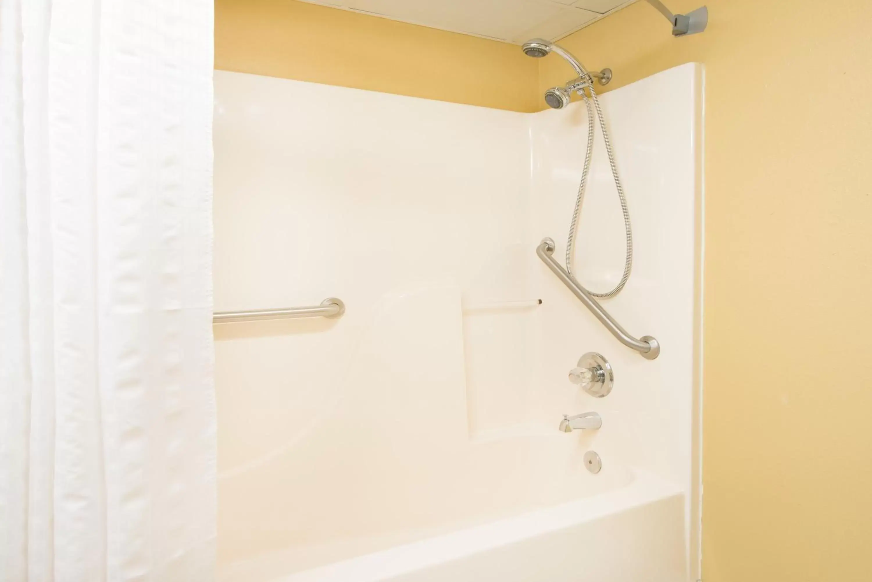 King Room - Mobility Access - Non-Smoking in Super 8 by Wyndham Lamar King Room - Mobility Access - Non-Smoking in Super 8 by Wyndham Lamar