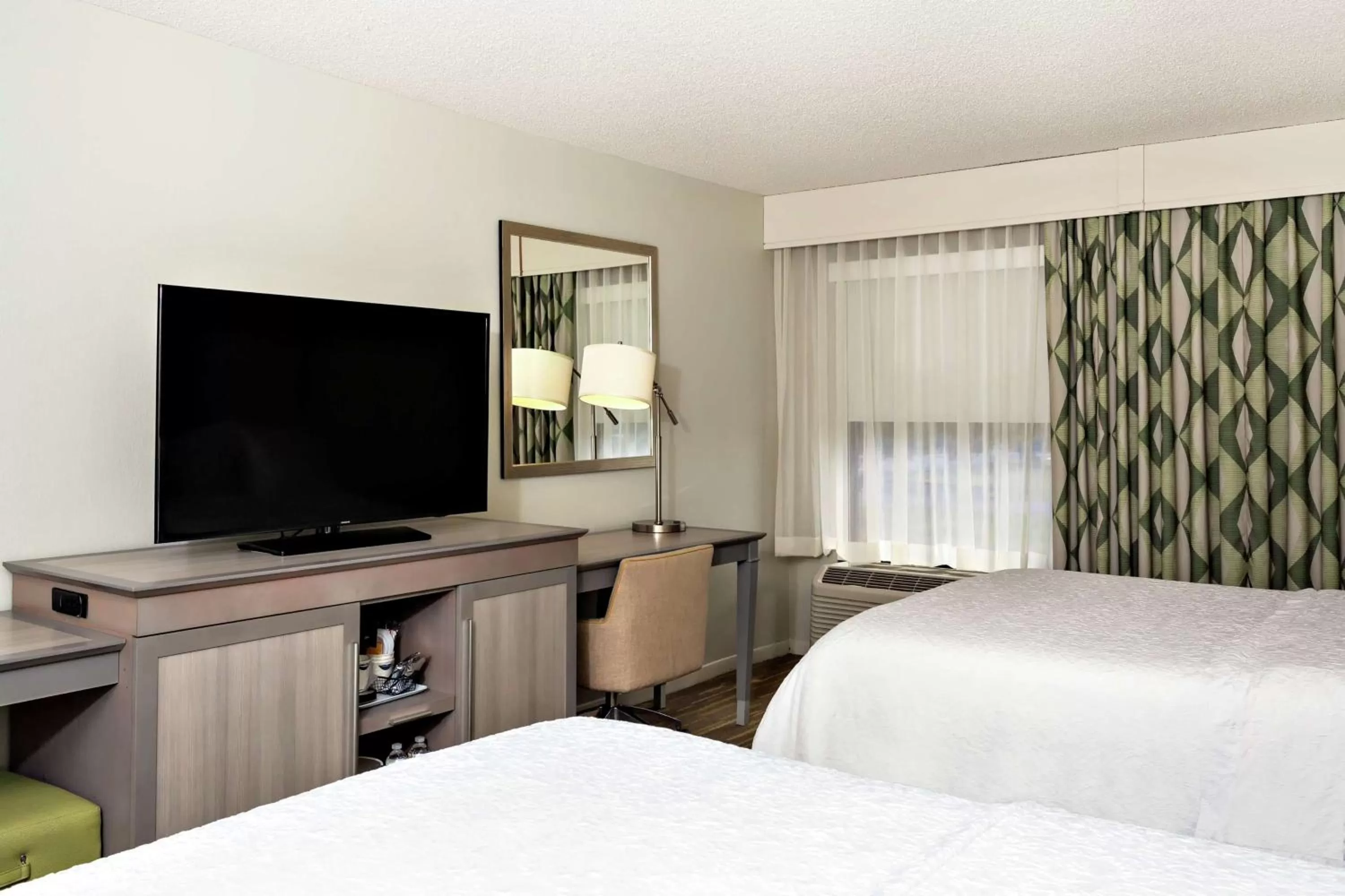 Bedroom, Bed in Hampton Inn Melbourne