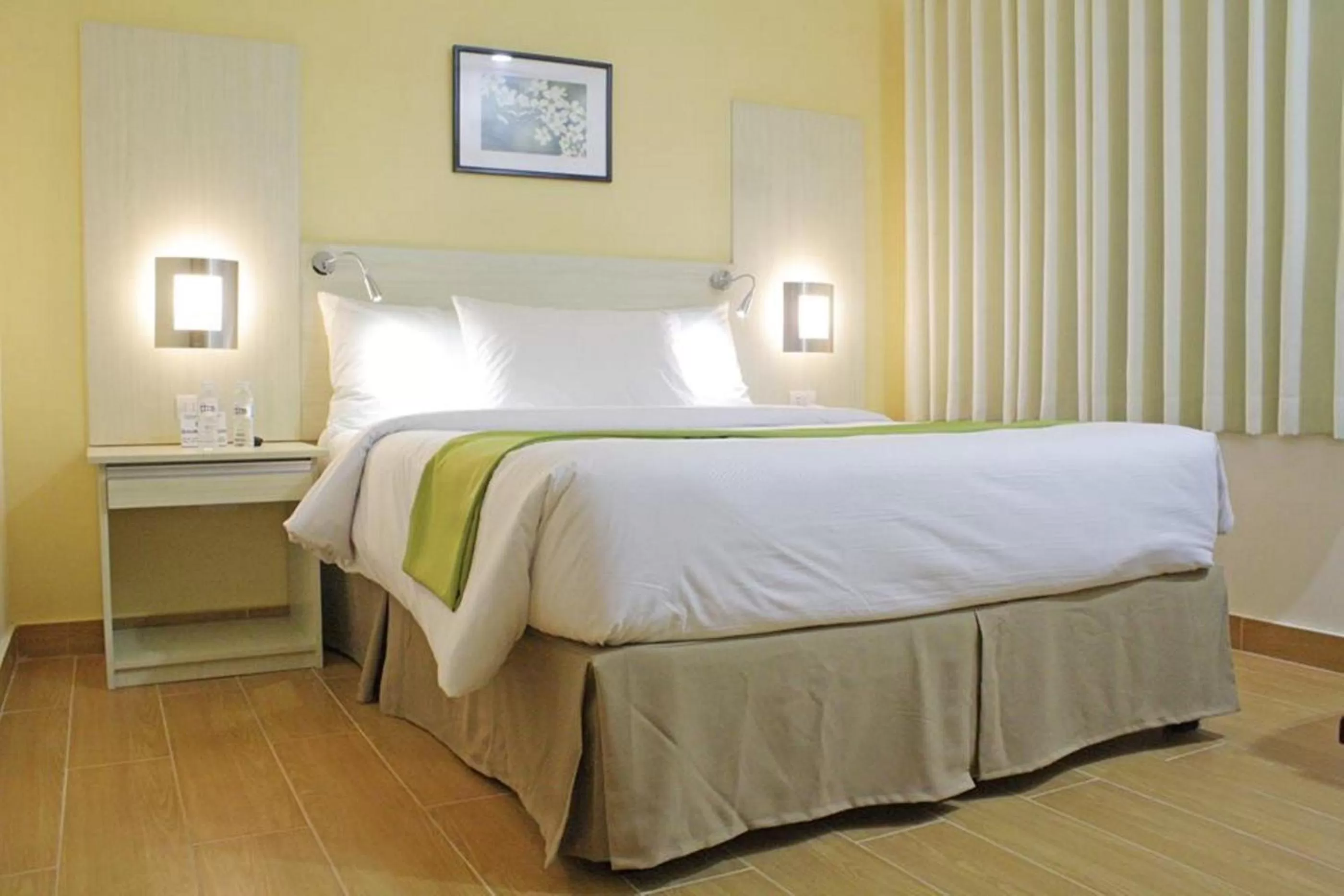 Bedroom, Bed in Hamersons Hotel Cebu