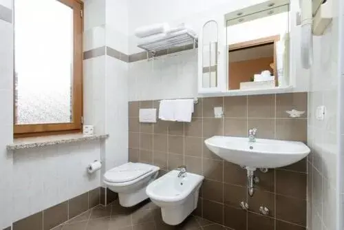 Bathroom in Bes Hotel Papa San Pellegrino Terme