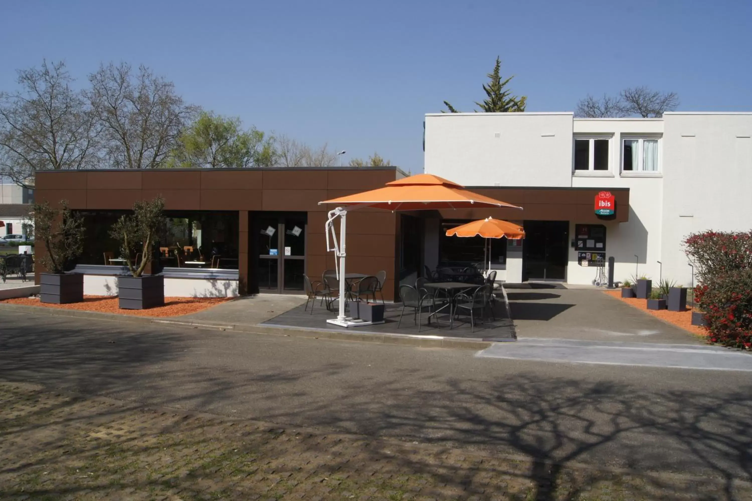 Facade/entrance, Property Building in ibis Le Mans Est Pontlieue