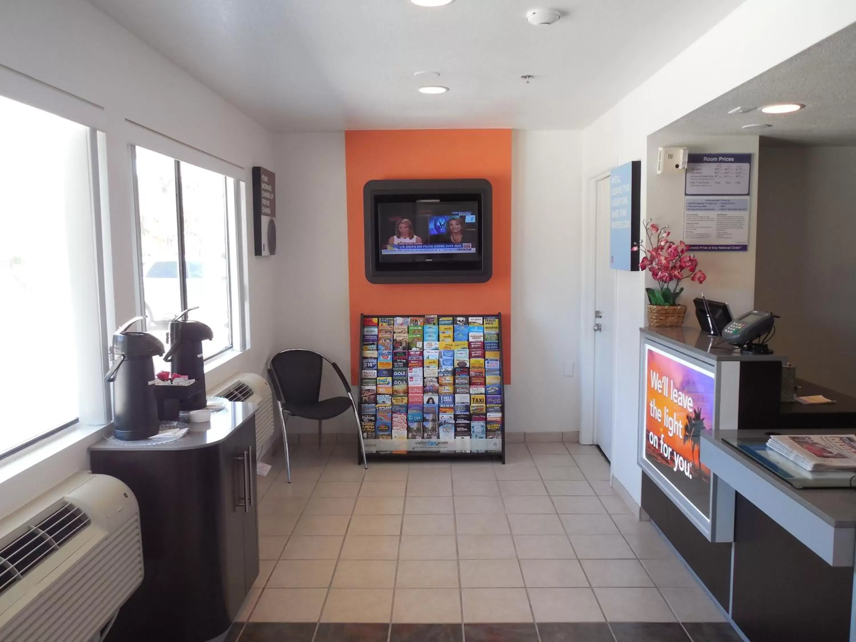 Lobby or reception, TV/Entertainment Center in Motel 6-Temecula, CA - Historic Old Town