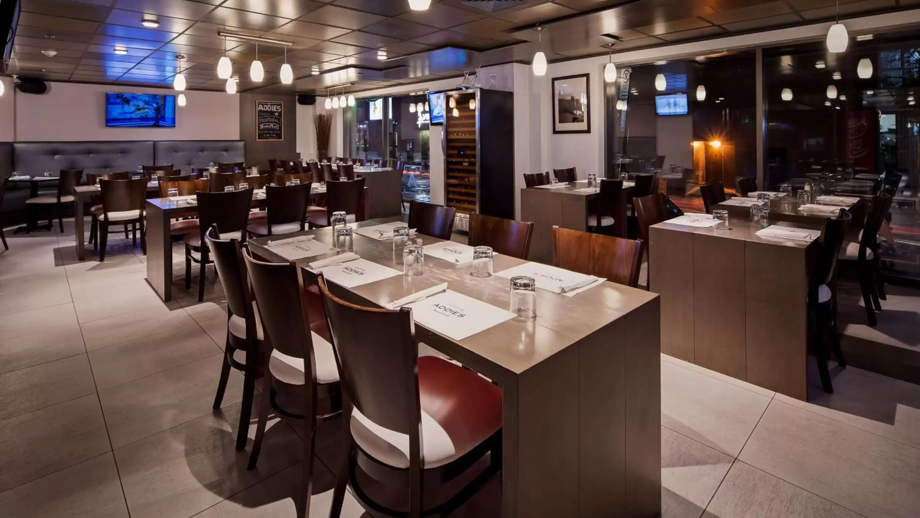 Lounge or bar in Best Western Plus Montreal Downtown- Hotel Europa Lounge or bar in Best Western Plus Montreal Downtown- Hotel Europa