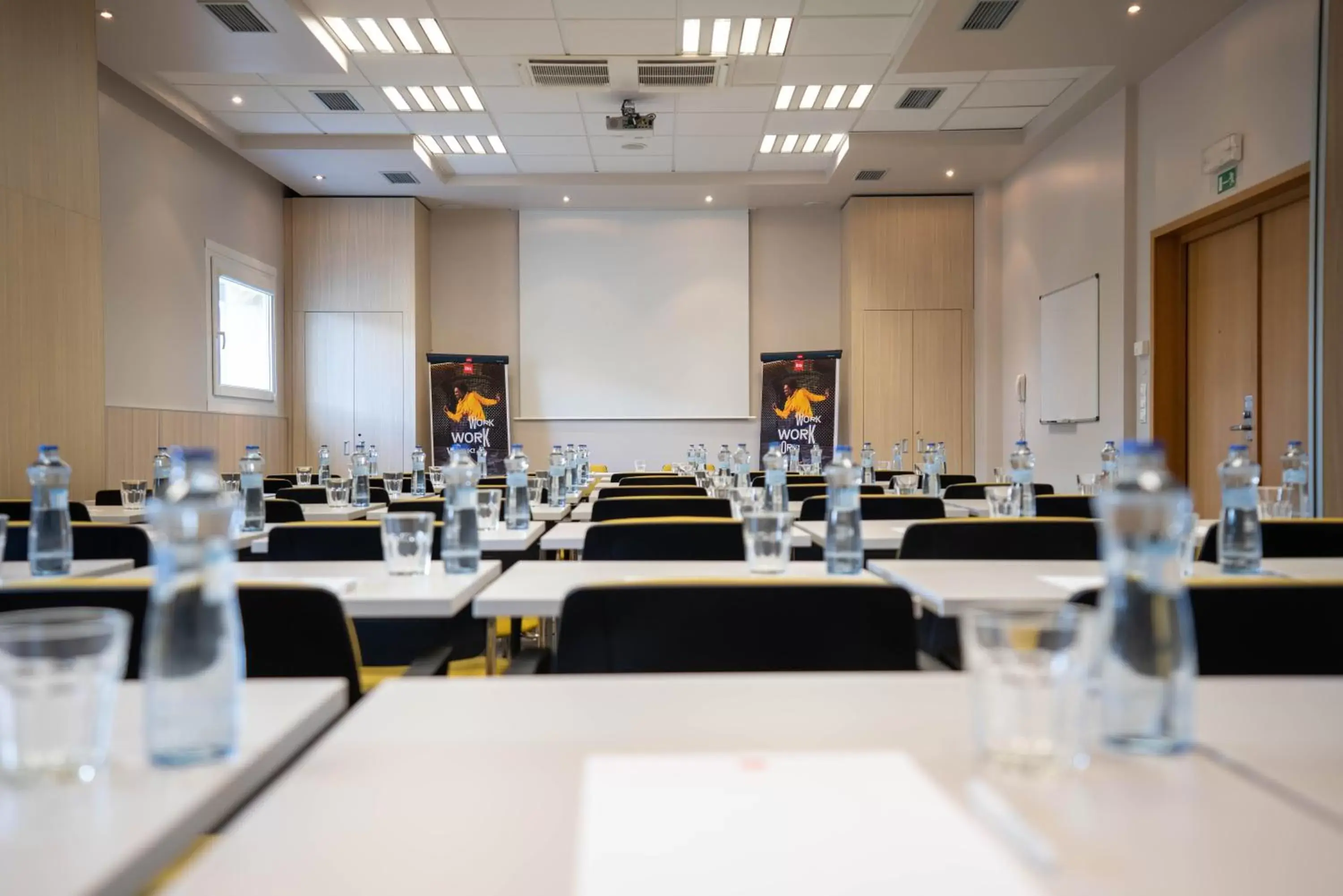 Meeting/conference room, Restaurant/Places to Eat in Ibis Hotel Plzeň