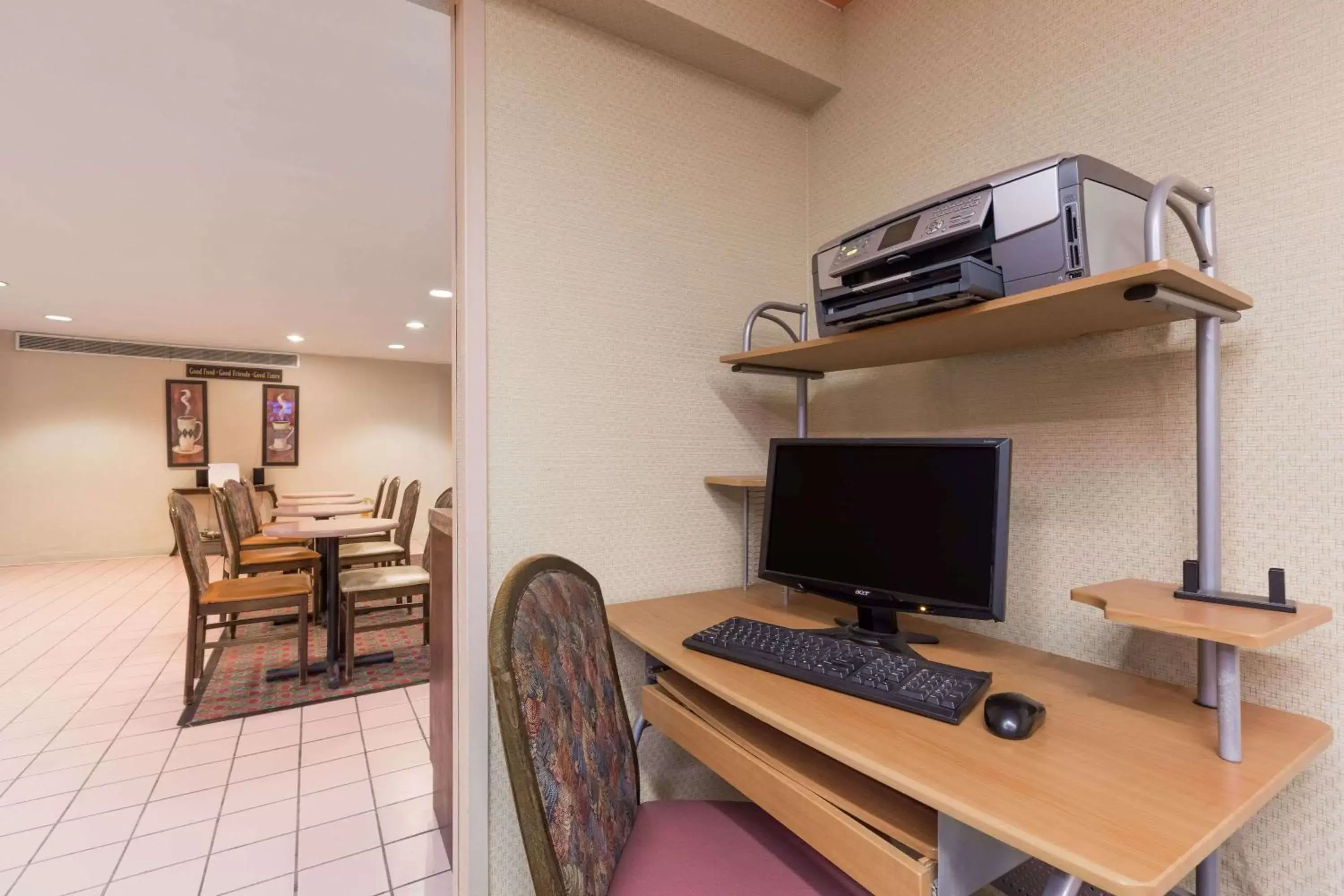 Business facilities, TV/Entertainment Center in Days Inn by Wyndham West Des Moines - Clive