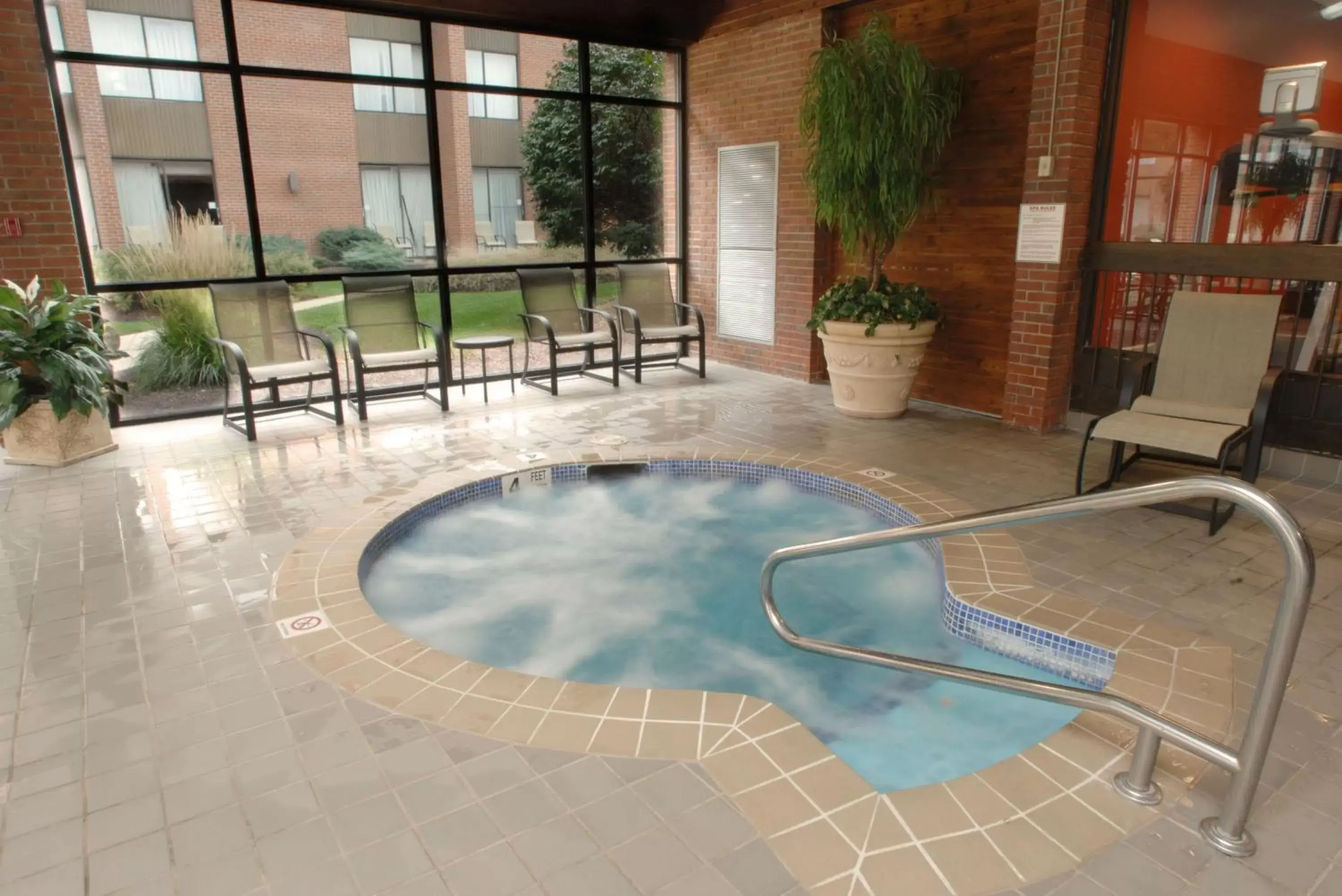 Hot Tub, Swimming Pool in DoubleTree by Hilton Hotel Syracuse