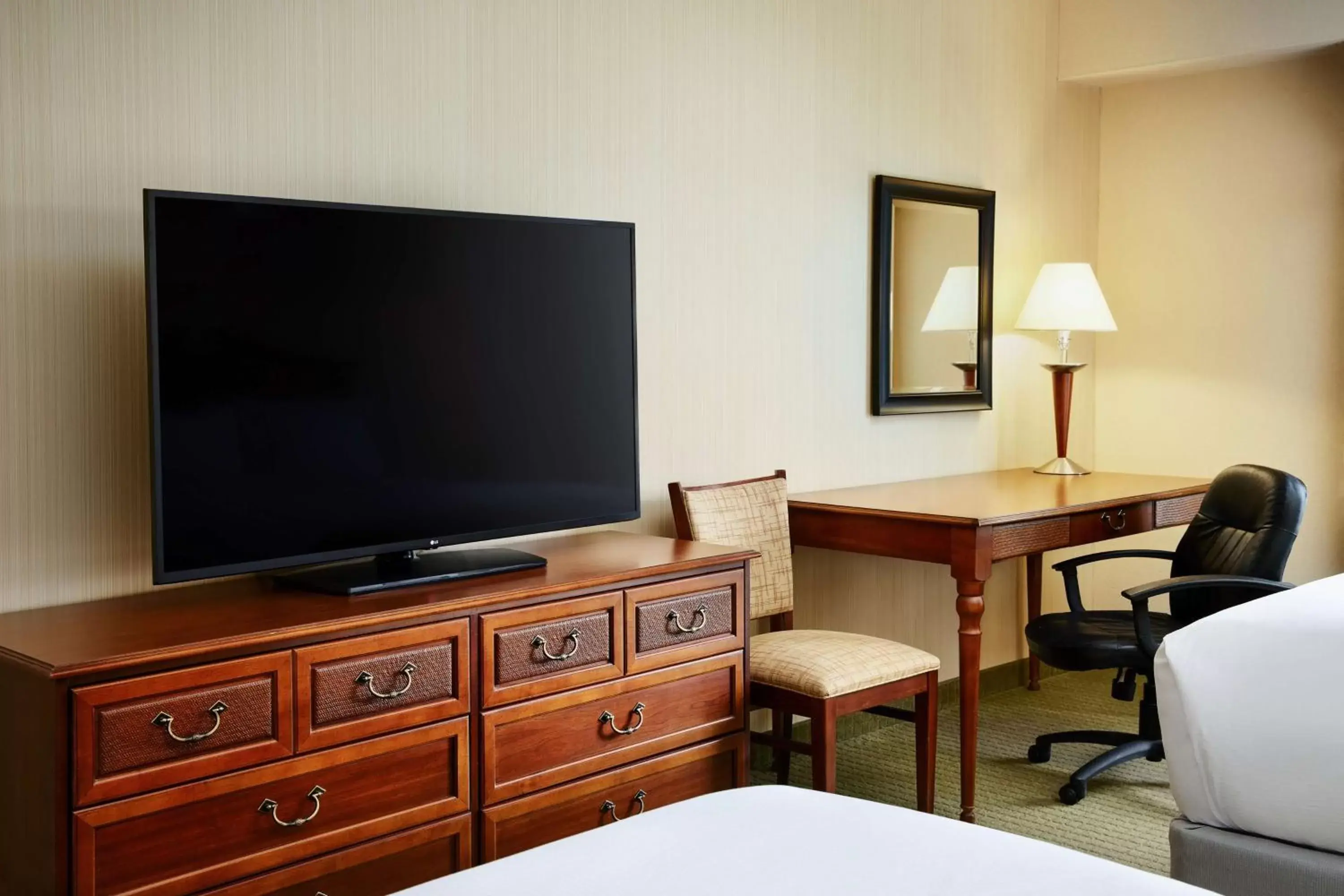 Bedroom, TV/Entertainment Center in Doubletree By Hilton Front Royal Blue Ridge Shadows
