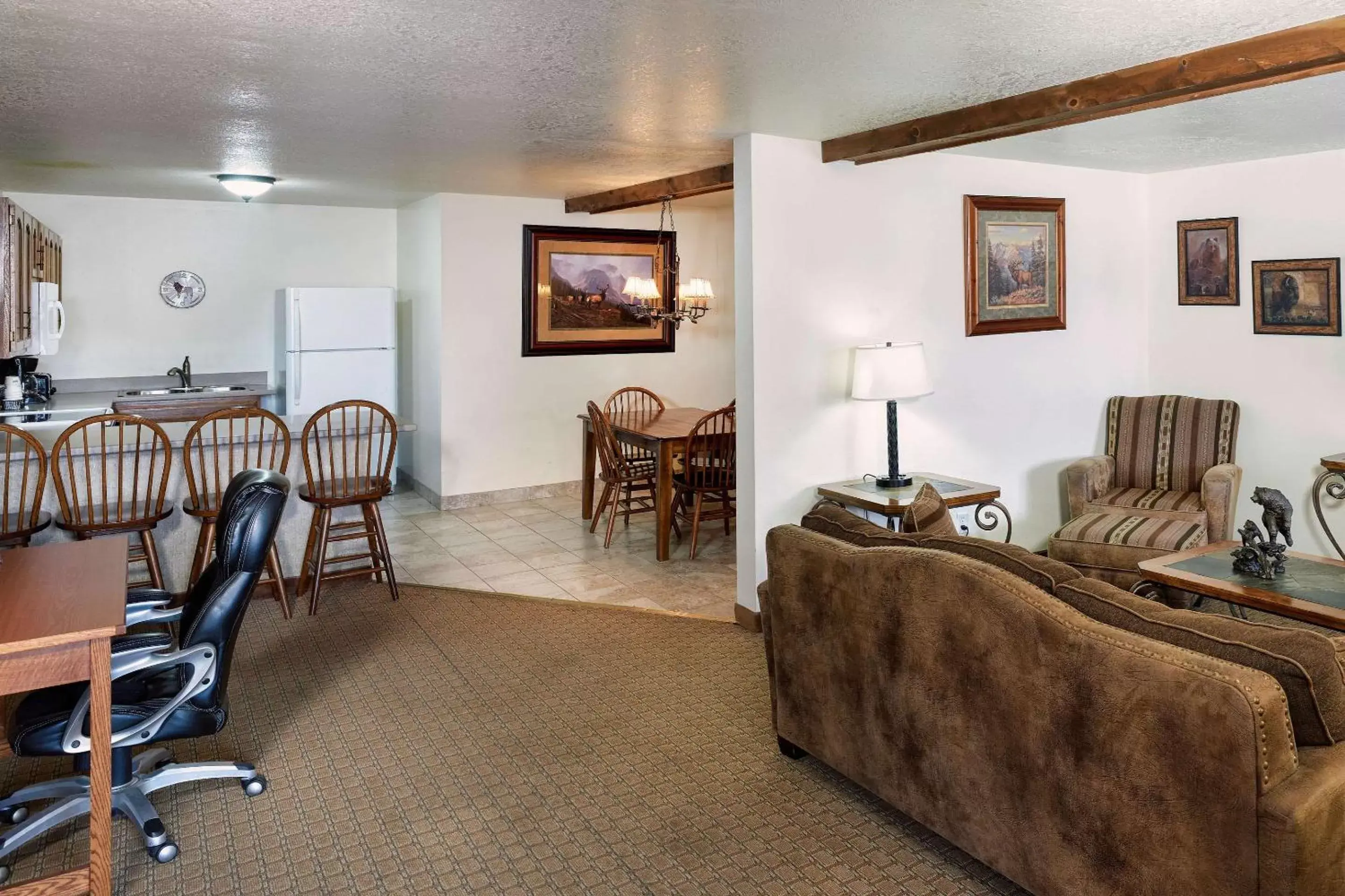 Living room, Seating Area in The Ridgeline Hotel at Yellowstone, Ascend Hotel Collection